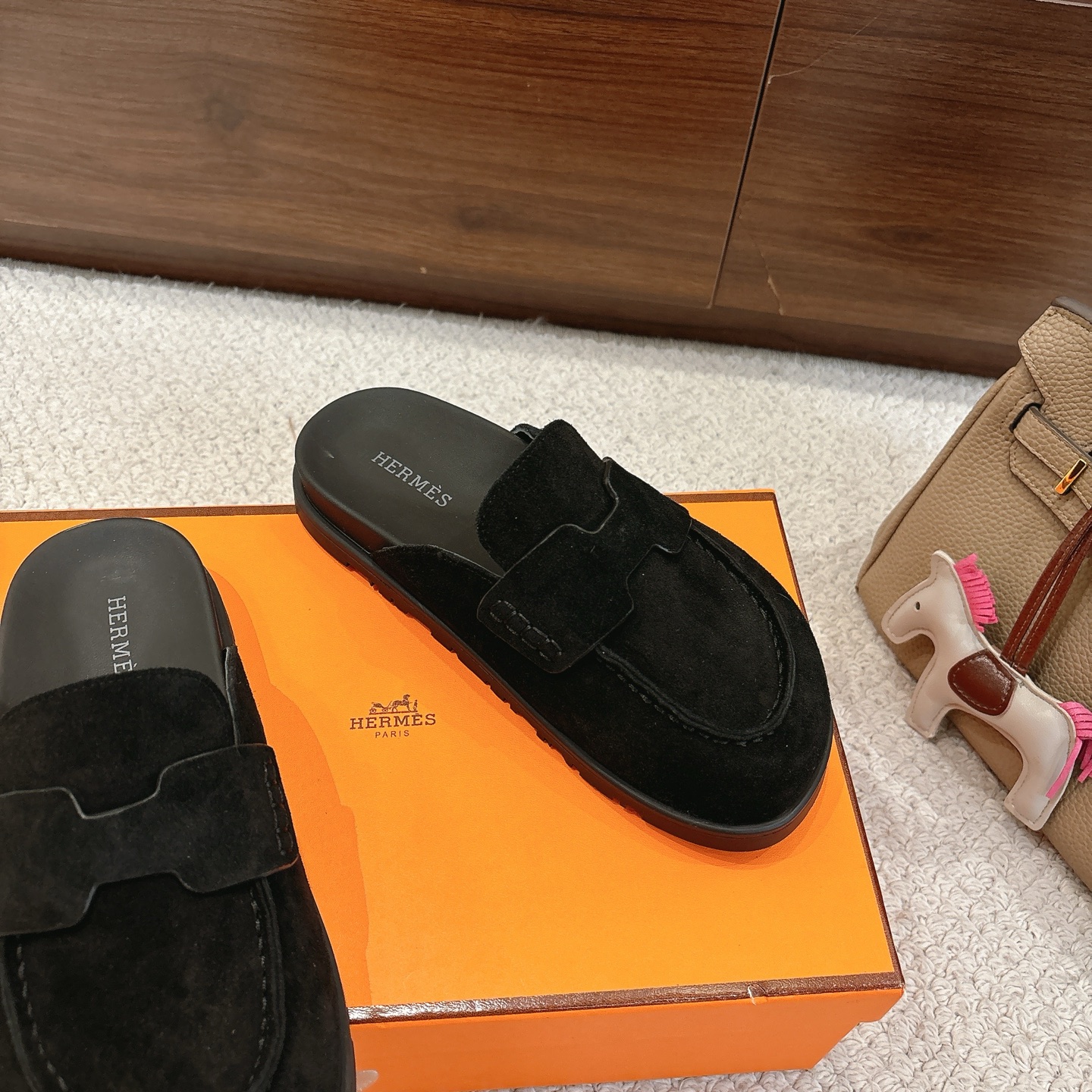 Hermes 爱马仕 经典Go 穆勒鞋半拖系列———————————时尚又百搭 超级舒服 每个细节都做到极致  原版水晶羊皮/牛反绒 原版1:1独家私模他TPR水台/原版私模橡胶大底  
▪️SIZE：35~41（40.41定制不退不换）