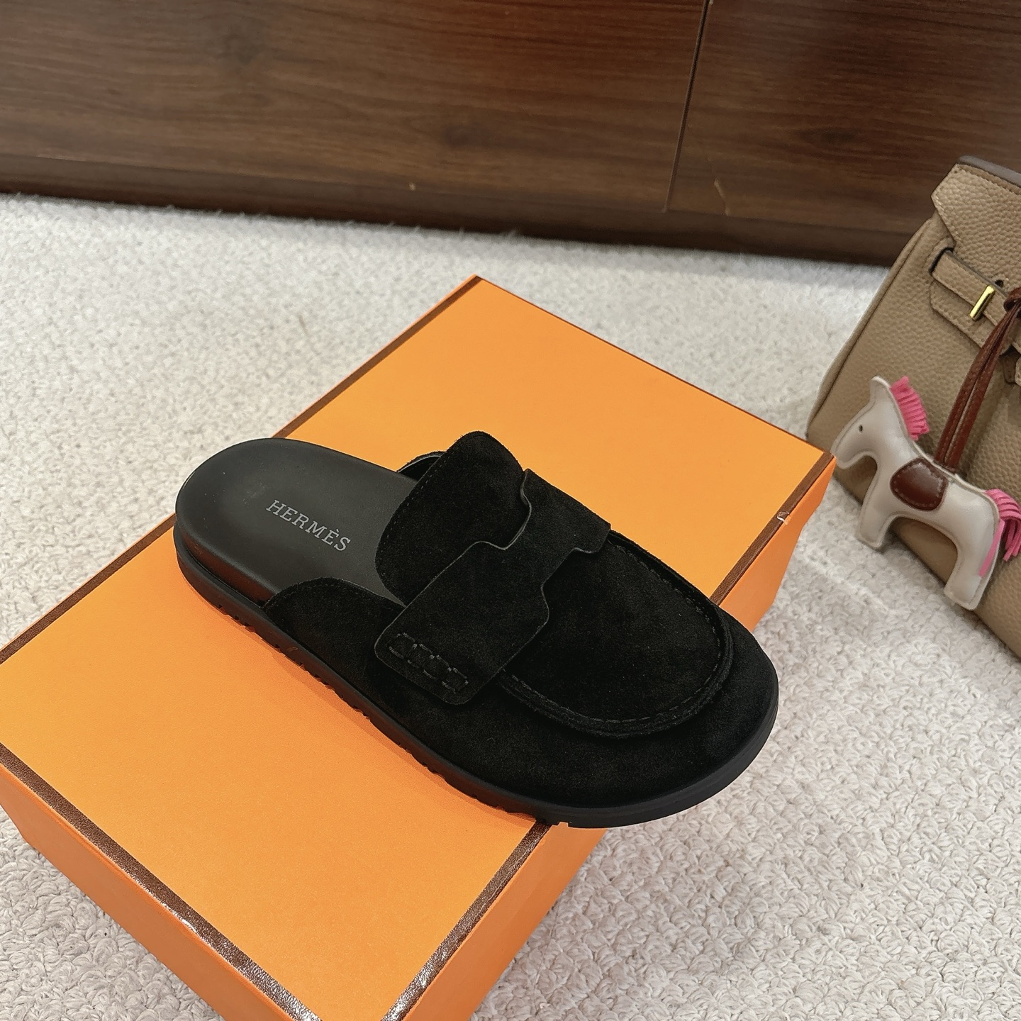 Hermes 爱马仕 经典Go 穆勒鞋半拖系列———————————时尚又百搭 超级舒服 每个细节都做到极致  原版水晶羊皮/牛反绒 原版1:1独家私模他TPR水台/原版私模橡胶大底  
▪️SIZE：35~41（40.41定制不退不换）