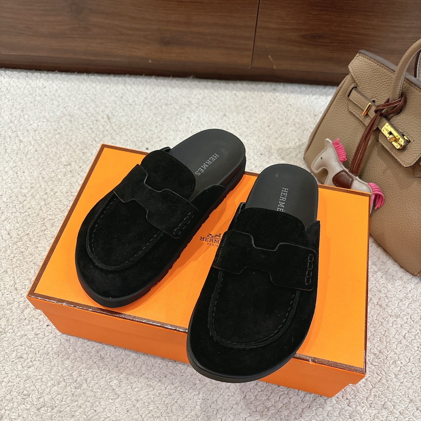 Hermes 爱马仕 经典Go 穆勒鞋半拖系列———————————时尚又百搭 超级舒服 每个细节都做到极致  原版水晶羊皮/牛反绒 原版1:1独家私模他TPR水台/原版私模橡胶大底  
▪️SIZE：35~41（40.41定制不退不换）