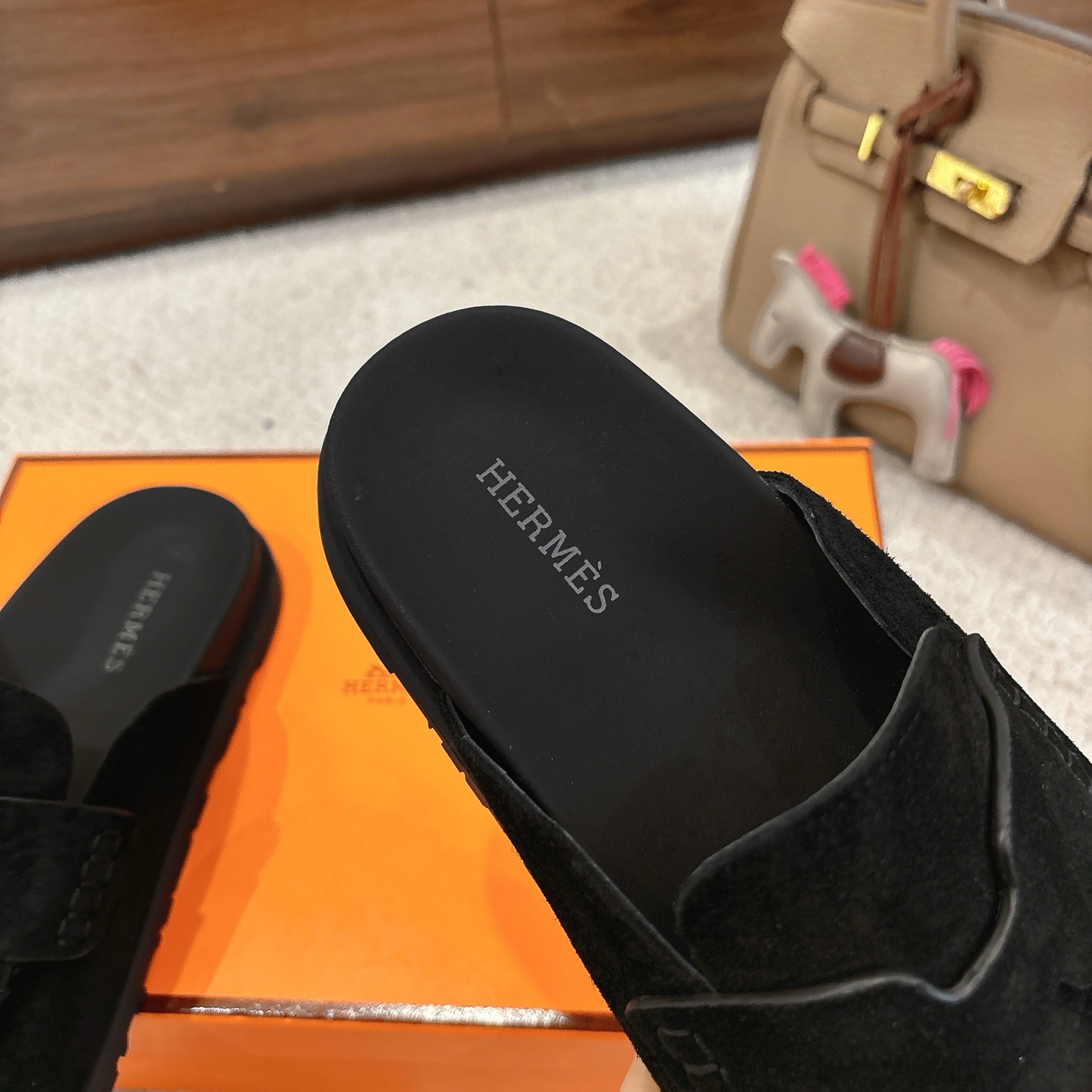 Hermes 爱马仕 经典Go 穆勒鞋半拖系列———————————时尚又百搭 超级舒服 每个细节都做到极致  原版水晶羊皮/牛反绒 原版1:1独家私模他TPR水台/原版私模橡胶大底  
▪️SIZE：35~41（40.41定制不退不换）