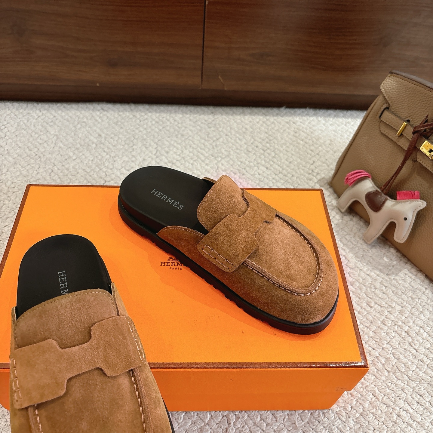 Hermes 爱马仕 经典Go 穆勒鞋半拖系列———————————时尚又百搭 超级舒服 每个细节都做到极致  原版水晶羊皮/牛反绒 原版1:1独家私模他TPR水台/原版私模橡胶大底  
▪️SIZE：35~41（40.41定制不退不换）