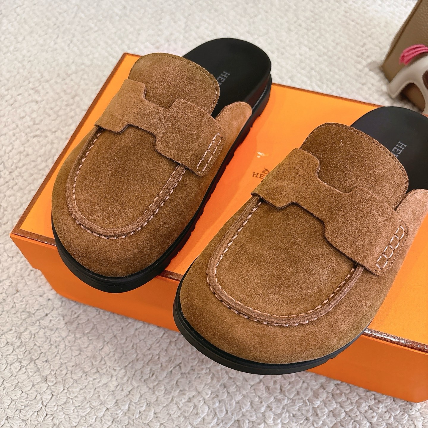 Hermes 爱马仕 经典Go 穆勒鞋半拖系列———————————时尚又百搭 超级舒服 每个细节都做到极致  原版水晶羊皮/牛反绒 原版1:1独家私模他TPR水台/原版私模橡胶大底  
▪️SIZE：35~41（40.41定制不退不换）