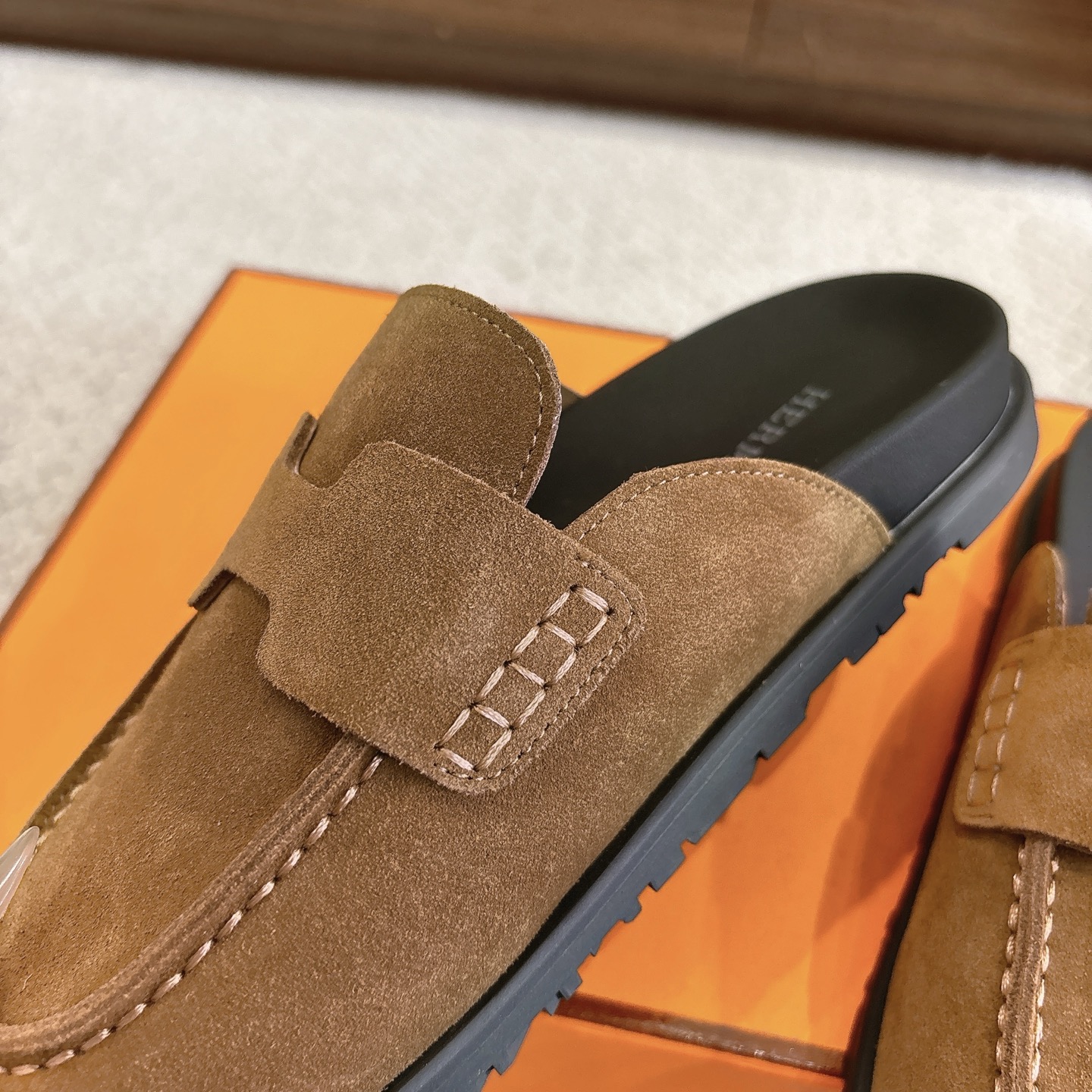 Hermes 爱马仕 经典Go 穆勒鞋半拖系列———————————时尚又百搭 超级舒服 每个细节都做到极致  原版水晶羊皮/牛反绒 原版1:1独家私模他TPR水台/原版私模橡胶大底  
▪️SIZE：35~41（40.41定制不退不换）