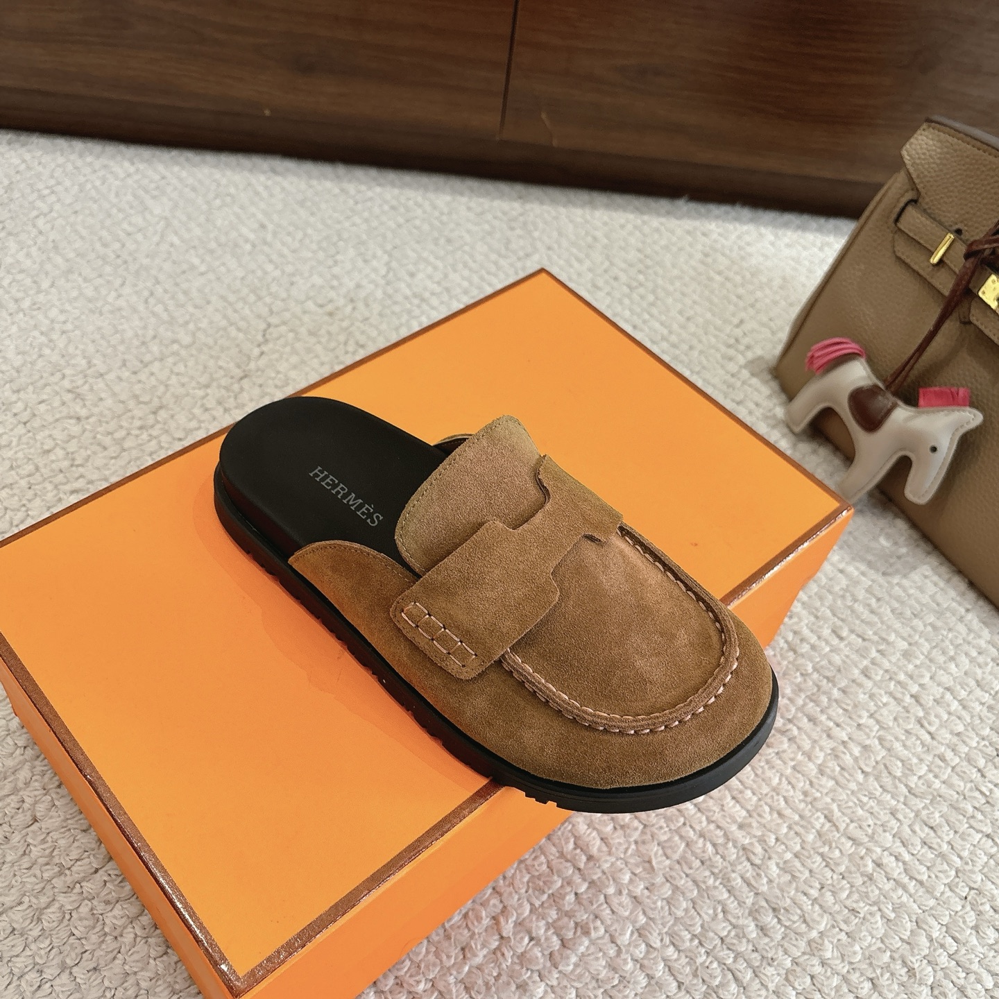 Hermes 爱马仕 经典Go 穆勒鞋半拖系列———————————时尚又百搭 超级舒服 每个细节都做到极致  原版水晶羊皮/牛反绒 原版1:1独家私模他TPR水台/原版私模橡胶大底  
▪️SIZE：35~41（40.41定制不退不换）