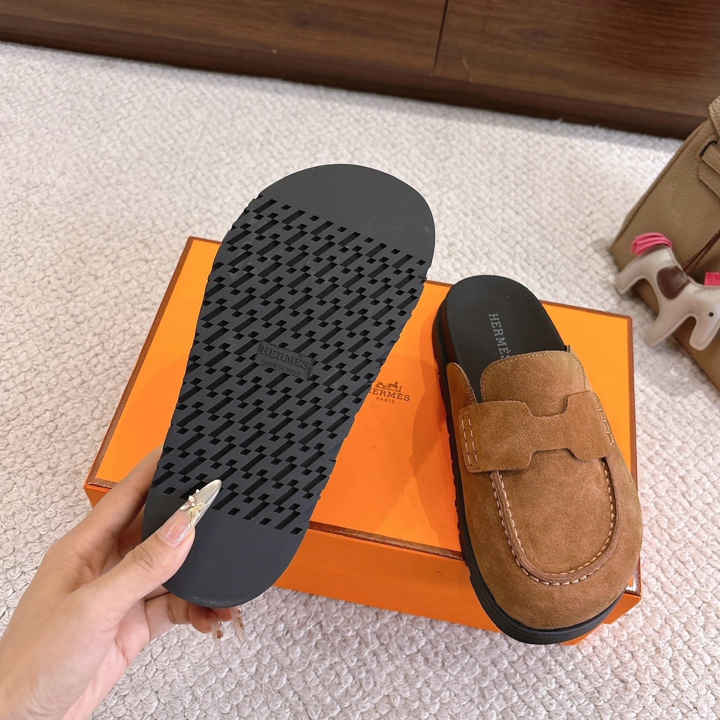 Hermes 爱马仕 经典Go 穆勒鞋半拖系列———————————时尚又百搭 超级舒服 每个细节都做到极致  原版水晶羊皮/牛反绒 原版1:1独家私模他TPR水台/原版私模橡胶大底  
▪️SIZE：35~41（40.41定制不退不换）