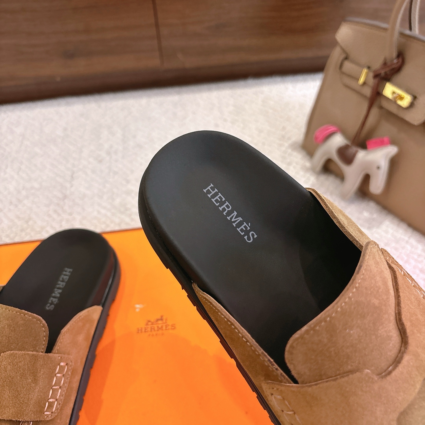 Hermes 爱马仕 经典Go 穆勒鞋半拖系列———————————时尚又百搭 超级舒服 每个细节都做到极致  原版水晶羊皮/牛反绒 原版1:1独家私模他TPR水台/原版私模橡胶大底  
▪️SIZE：35~41（40.41定制不退不换）