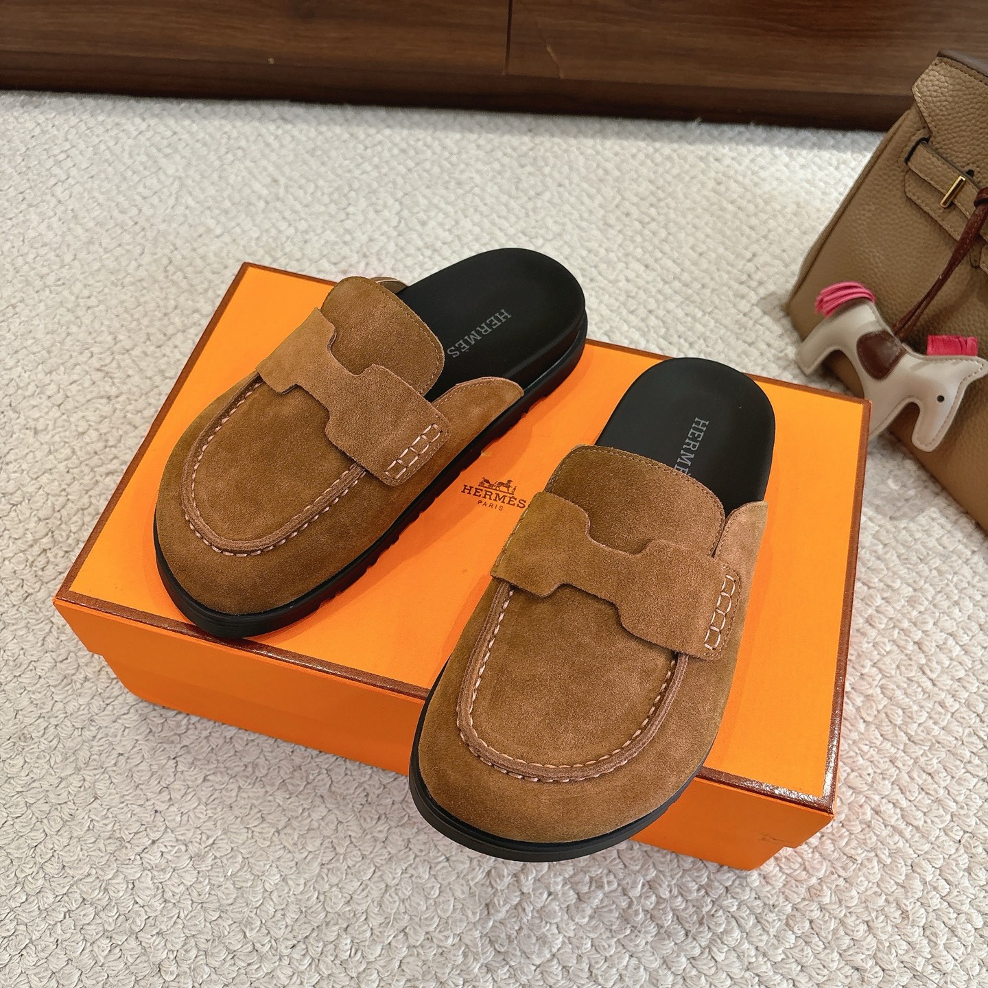 Hermes 爱马仕 经典Go 穆勒鞋半拖系列———————————时尚又百搭 超级舒服 每个细节都做到极致  原版水晶羊皮/牛反绒 原版1:1独家私模他TPR水台/原版私模橡胶大底  
▪️SIZE：35~41（40.41定制不退不换）