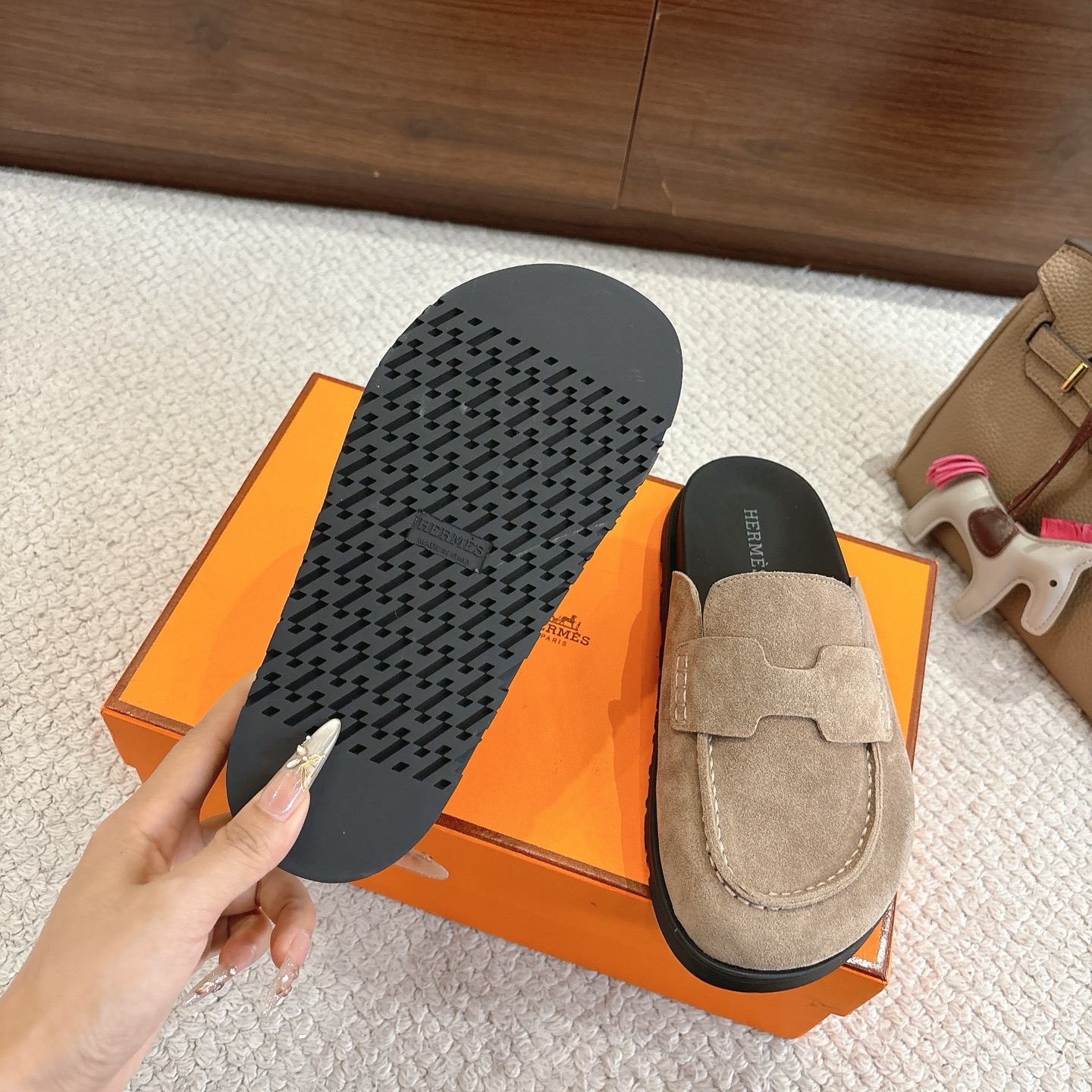 Hermes 爱马仕 经典Go 穆勒鞋半拖系列———————————时尚又百搭 超级舒服 每个细节都做到极致  原版水晶羊皮/牛反绒 原版1:1独家私模他TPR水台/原版私模橡胶大底  
▪️SIZE：35~41（40.41定制不退不换）