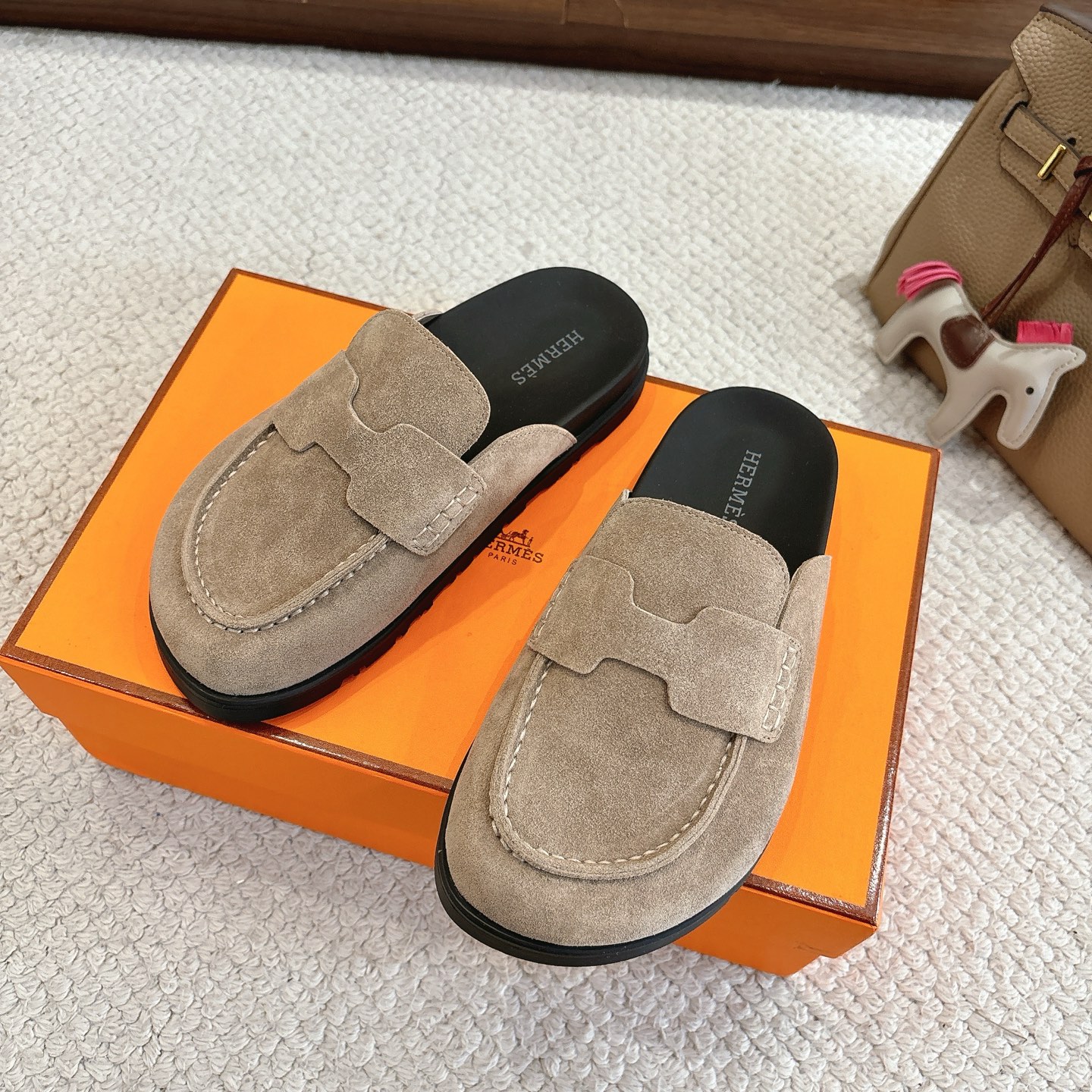 Hermes 爱马仕 经典Go 穆勒鞋半拖系列———————————时尚又百搭 超级舒服 每个细节都做到极致  原版水晶羊皮/牛反绒 原版1:1独家私模他TPR水台/原版私模橡胶大底  
▪️SIZE：35~41（40.41定制不退不换）