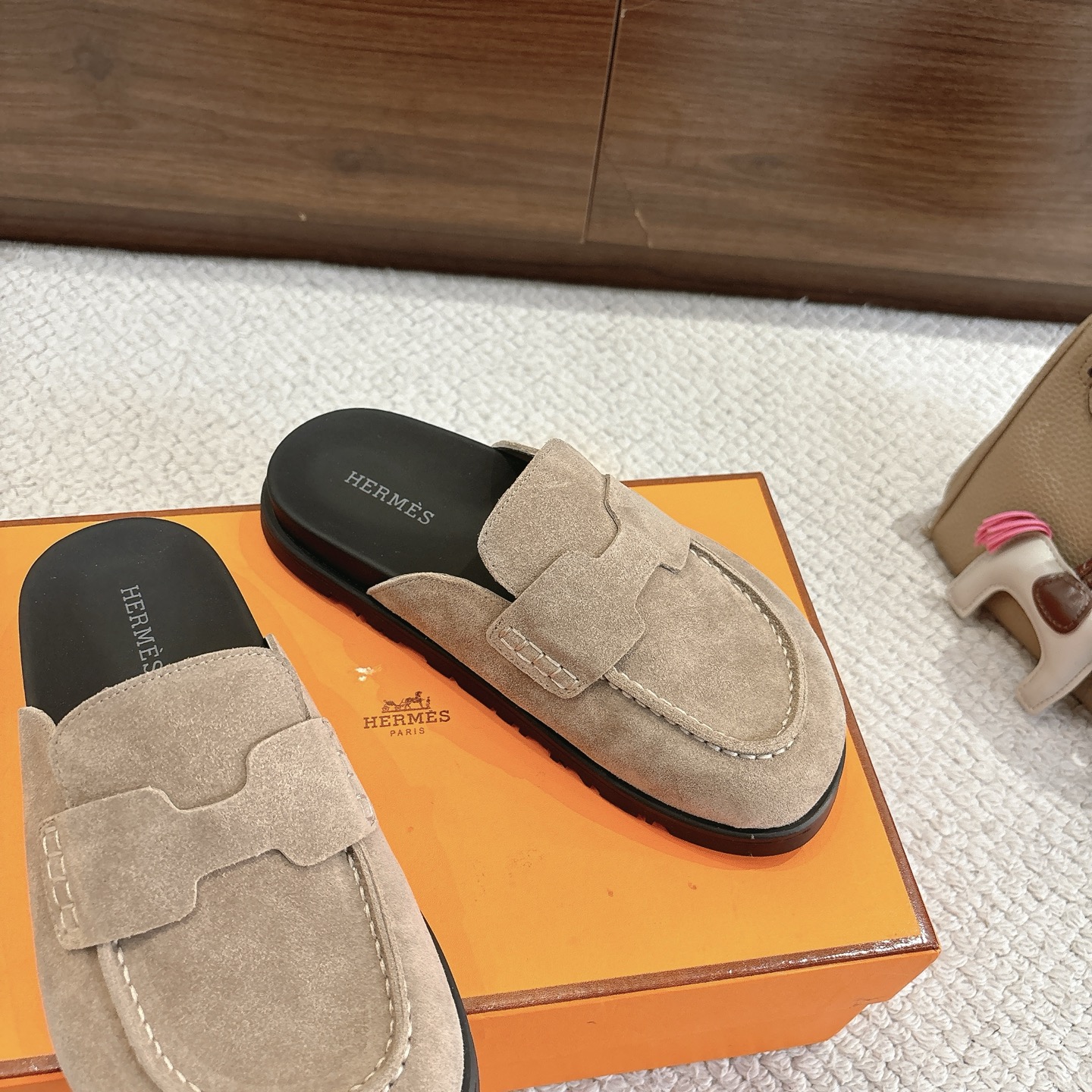 Hermes 爱马仕 经典Go 穆勒鞋半拖系列———————————时尚又百搭 超级舒服 每个细节都做到极致  原版水晶羊皮/牛反绒 原版1:1独家私模他TPR水台/原版私模橡胶大底  
▪️SIZE：35~41（40.41定制不退不换）