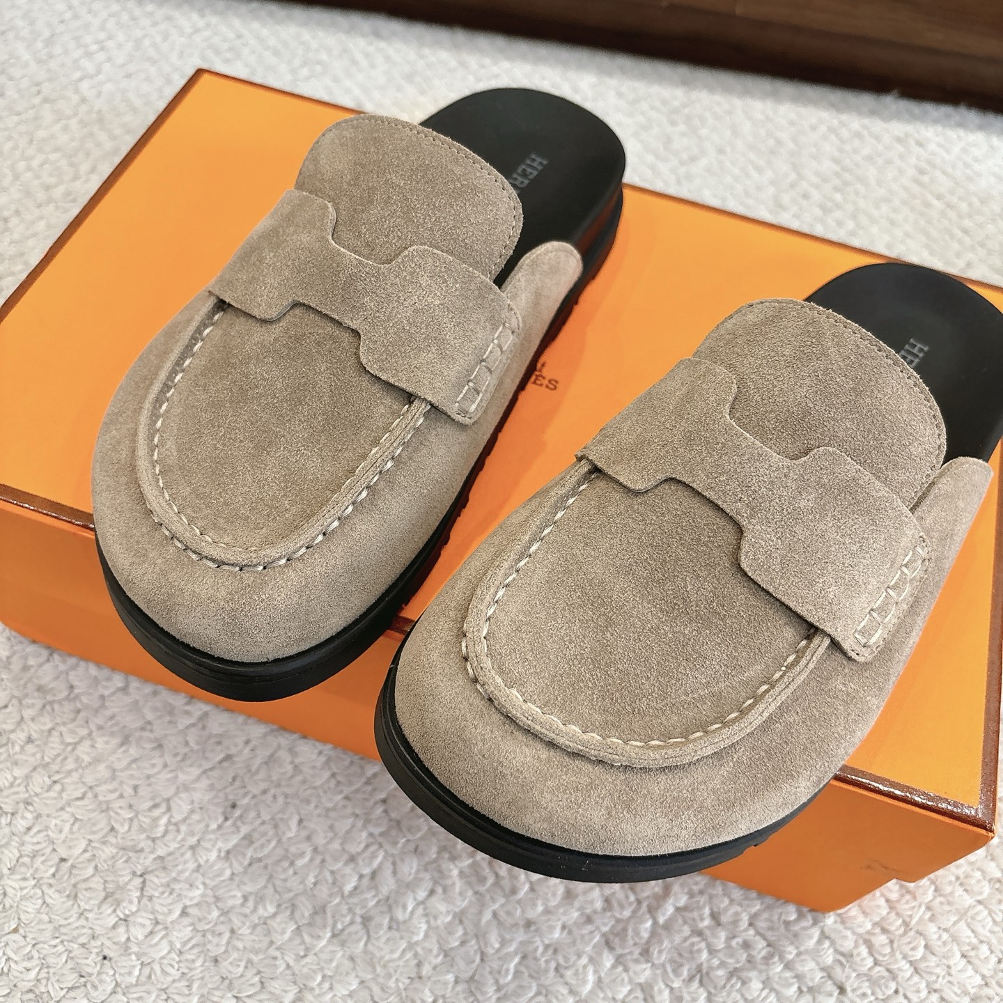 Hermes 爱马仕 经典Go 穆勒鞋半拖系列———————————时尚又百搭 超级舒服 每个细节都做到极致  原版水晶羊皮/牛反绒 原版1:1独家私模他TPR水台/原版私模橡胶大底  
▪️SIZE：35~41（40.41定制不退不换）