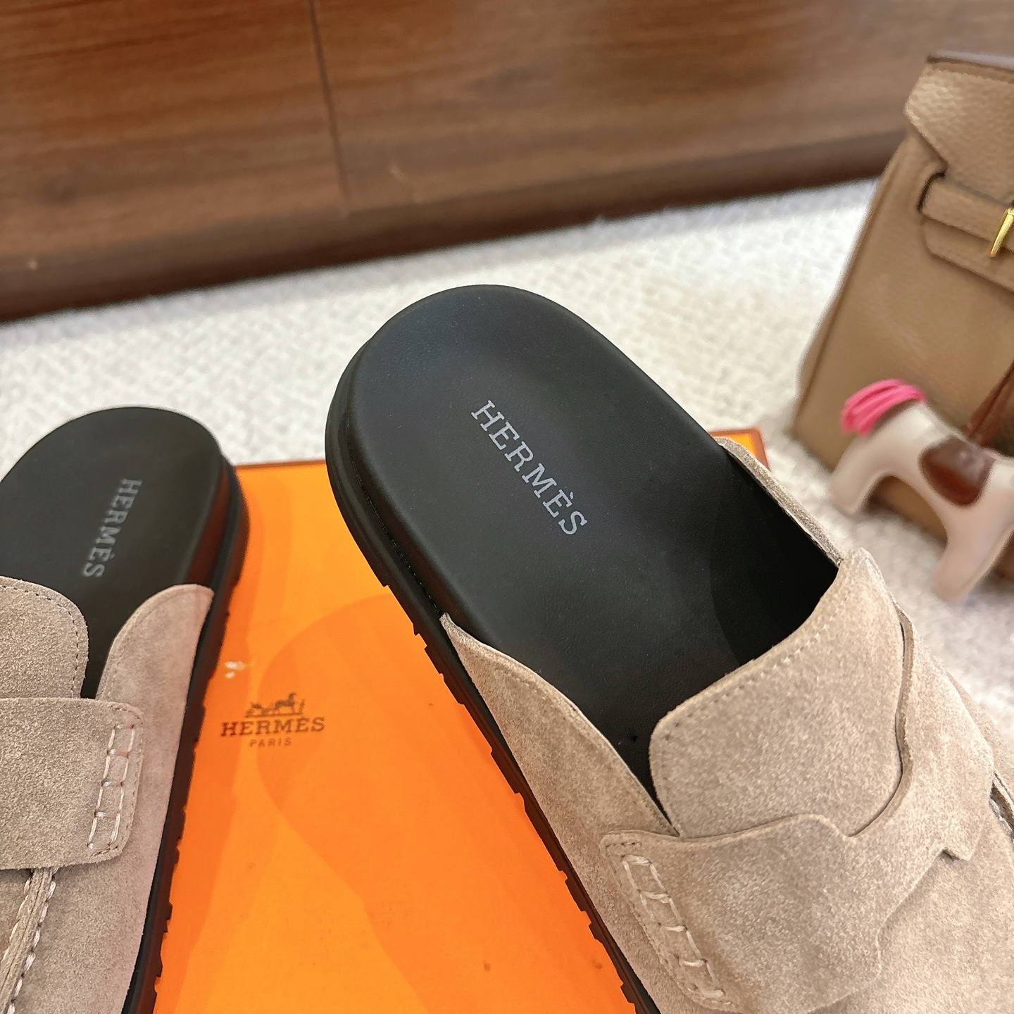Hermes 爱马仕 经典Go 穆勒鞋半拖系列———————————时尚又百搭 超级舒服 每个细节都做到极致  原版水晶羊皮/牛反绒 原版1:1独家私模他TPR水台/原版私模橡胶大底  
▪️SIZE：35~41（40.41定制不退不换）