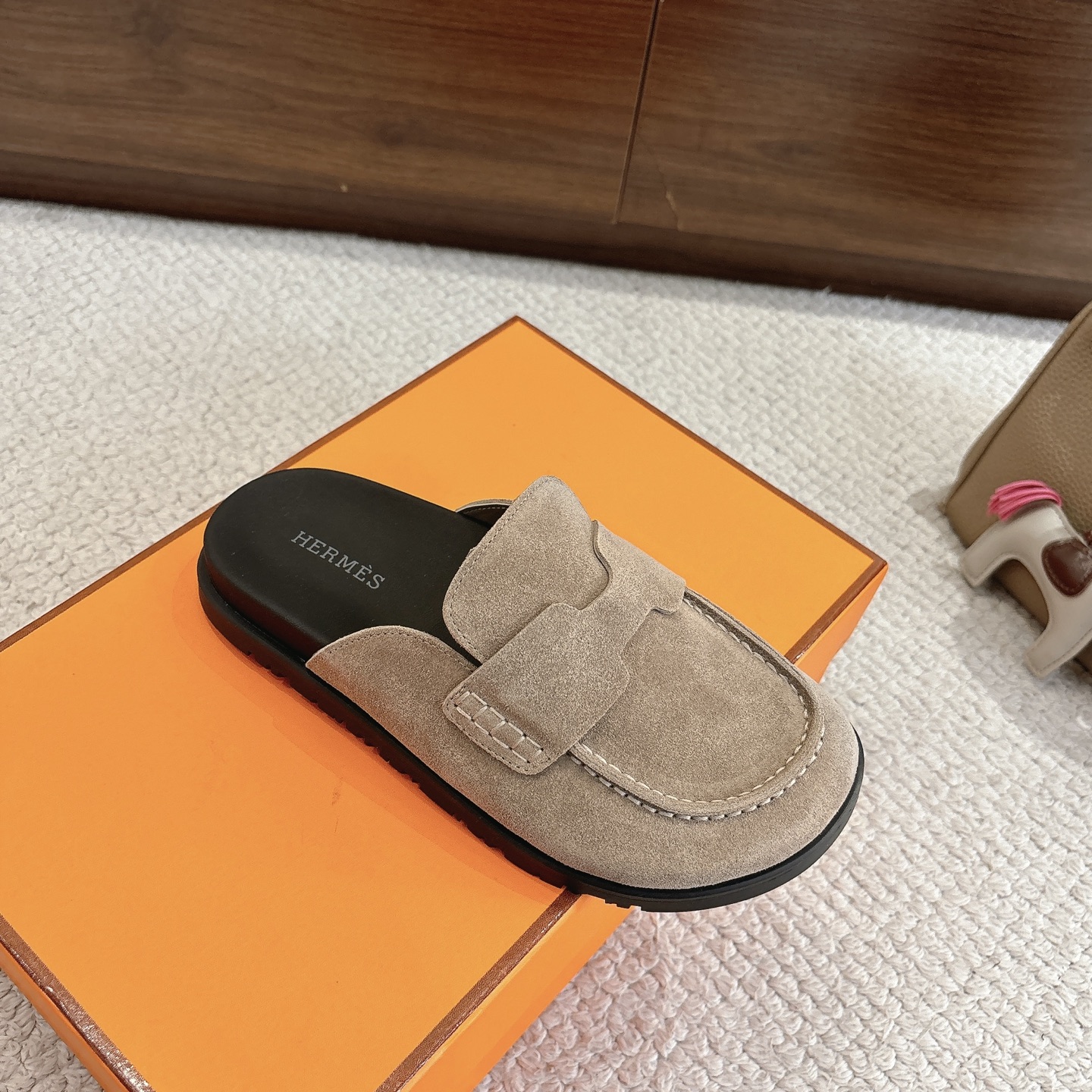 Hermes 爱马仕 经典Go 穆勒鞋半拖系列———————————时尚又百搭 超级舒服 每个细节都做到极致  原版水晶羊皮/牛反绒 原版1:1独家私模他TPR水台/原版私模橡胶大底  
▪️SIZE：35~41（40.41定制不退不换）