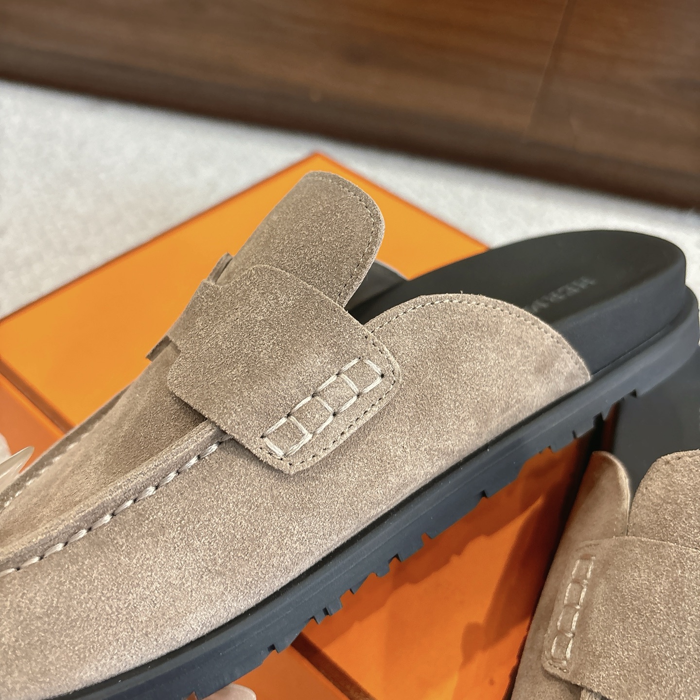 Hermes 爱马仕 经典Go 穆勒鞋半拖系列———————————时尚又百搭 超级舒服 每个细节都做到极致  原版水晶羊皮/牛反绒 原版1:1独家私模他TPR水台/原版私模橡胶大底  
▪️SIZE：35~41（40.41定制不退不换）