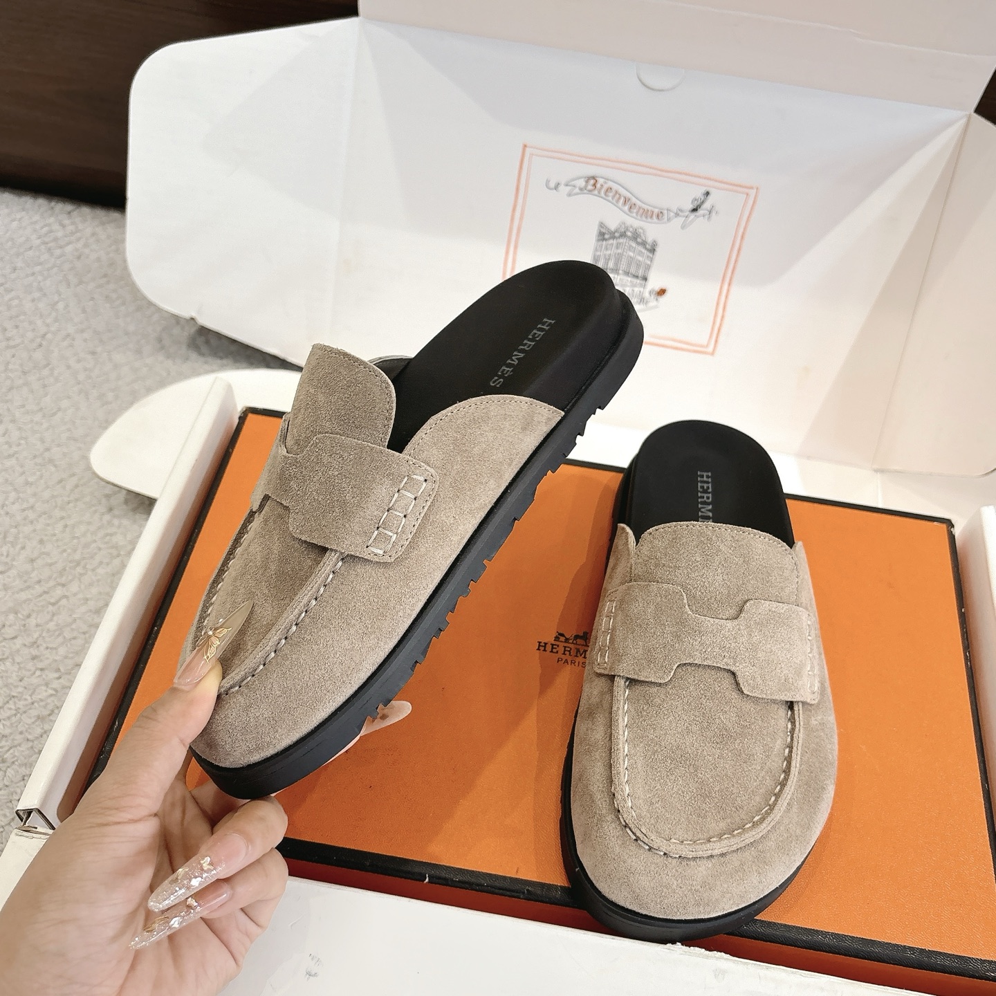 Hermes 爱马仕 经典Go 穆勒鞋半拖系列———————————时尚又百搭 超级舒服 每个细节都做到极致  原版水晶羊皮/牛反绒 原版1:1独家私模他TPR水台/原版私模橡胶大底  
▪️SIZE：35~41（40.41定制不退不换）