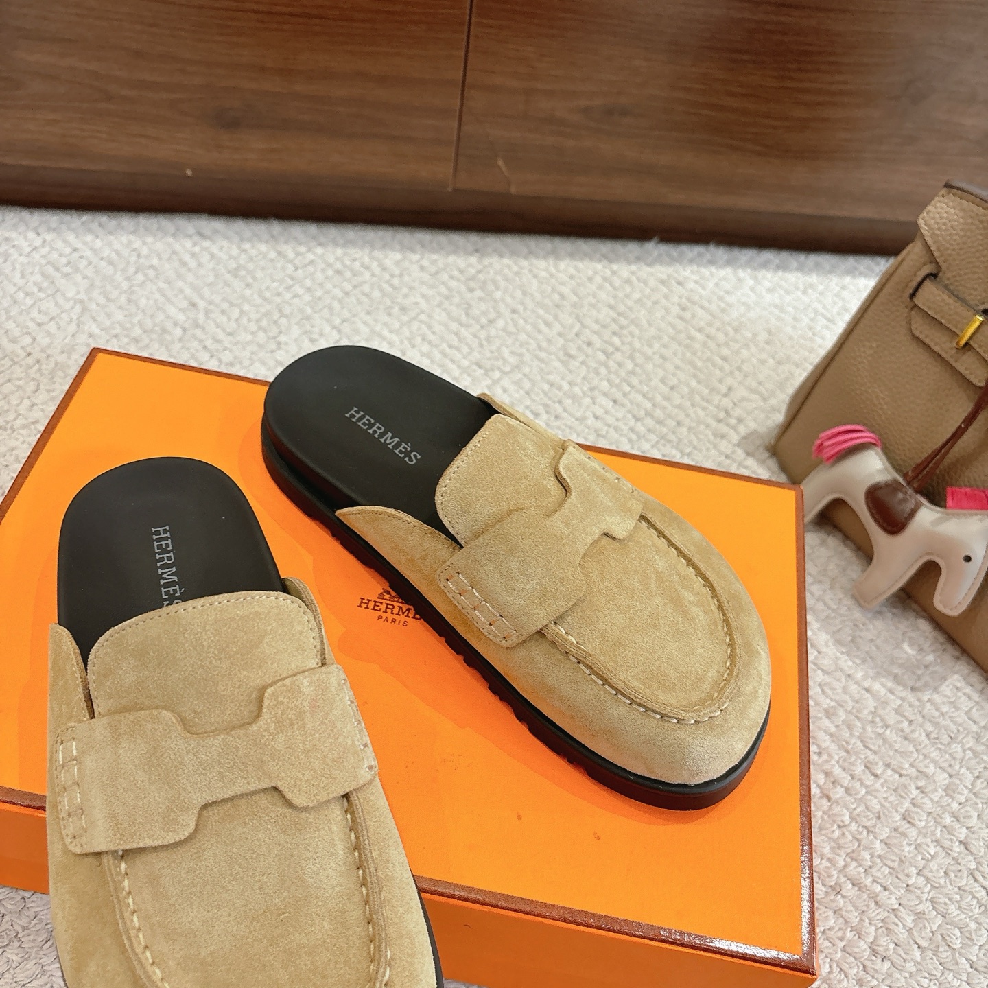 Hermes 爱马仕 经典Go 穆勒鞋半拖系列———————————时尚又百搭 超级舒服 每个细节都做到极致  原版水晶羊皮/牛反绒 原版1:1独家私模他TPR水台/原版私模橡胶大底  
▪️SIZE：35~41（40.41定制不退不换）