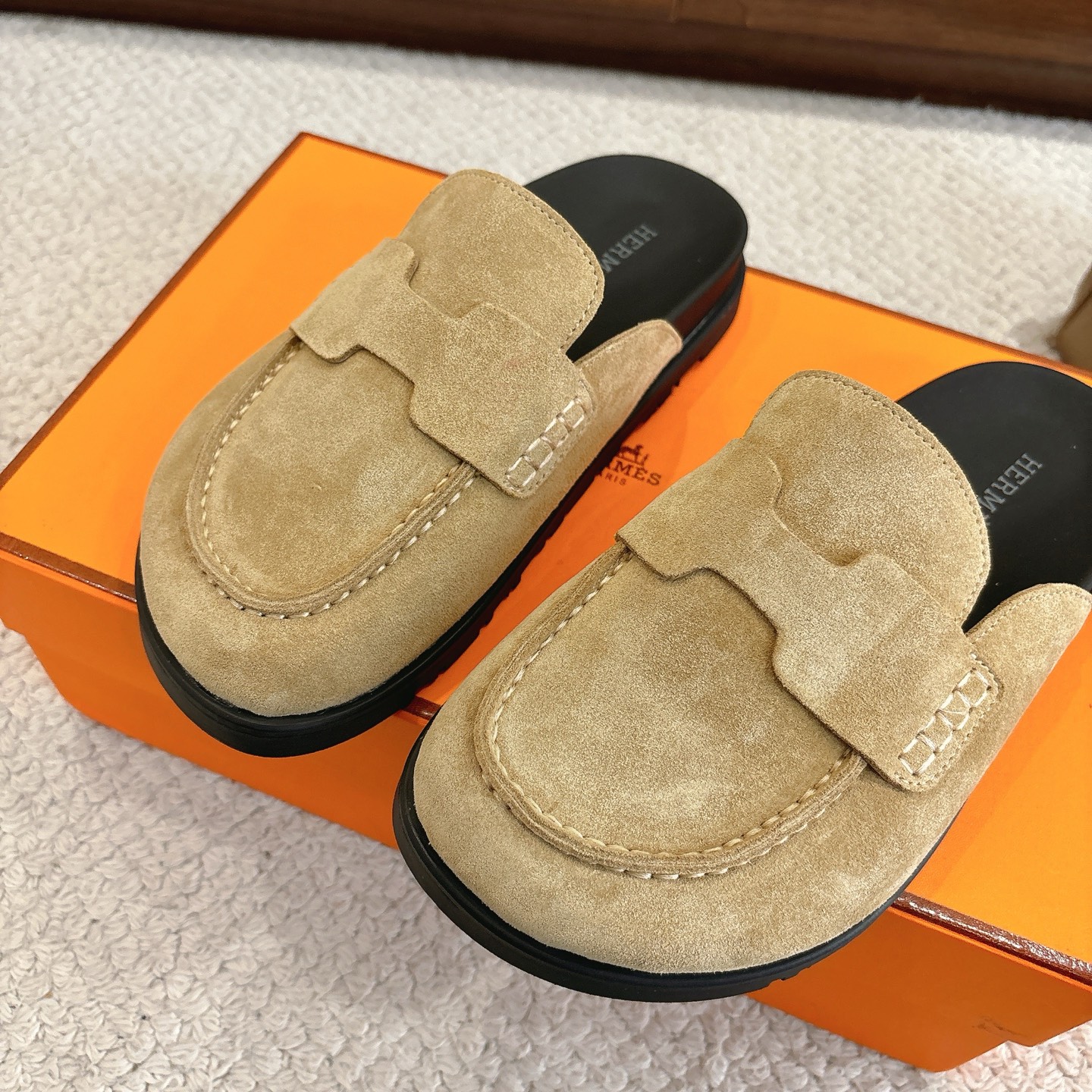Hermes 爱马仕 经典Go 穆勒鞋半拖系列———————————时尚又百搭 超级舒服 每个细节都做到极致  原版水晶羊皮/牛反绒 原版1:1独家私模他TPR水台/原版私模橡胶大底  
▪️SIZE：35~41（40.41定制不退不换）