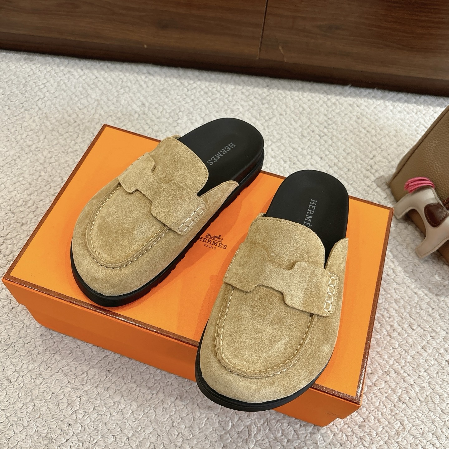 Hermes 爱马仕 经典Go 穆勒鞋半拖系列———————————时尚又百搭 超级舒服 每个细节都做到极致  原版水晶羊皮/牛反绒 原版1:1独家私模他TPR水台/原版私模橡胶大底  
▪️SIZE：35~41（40.41定制不退不换）