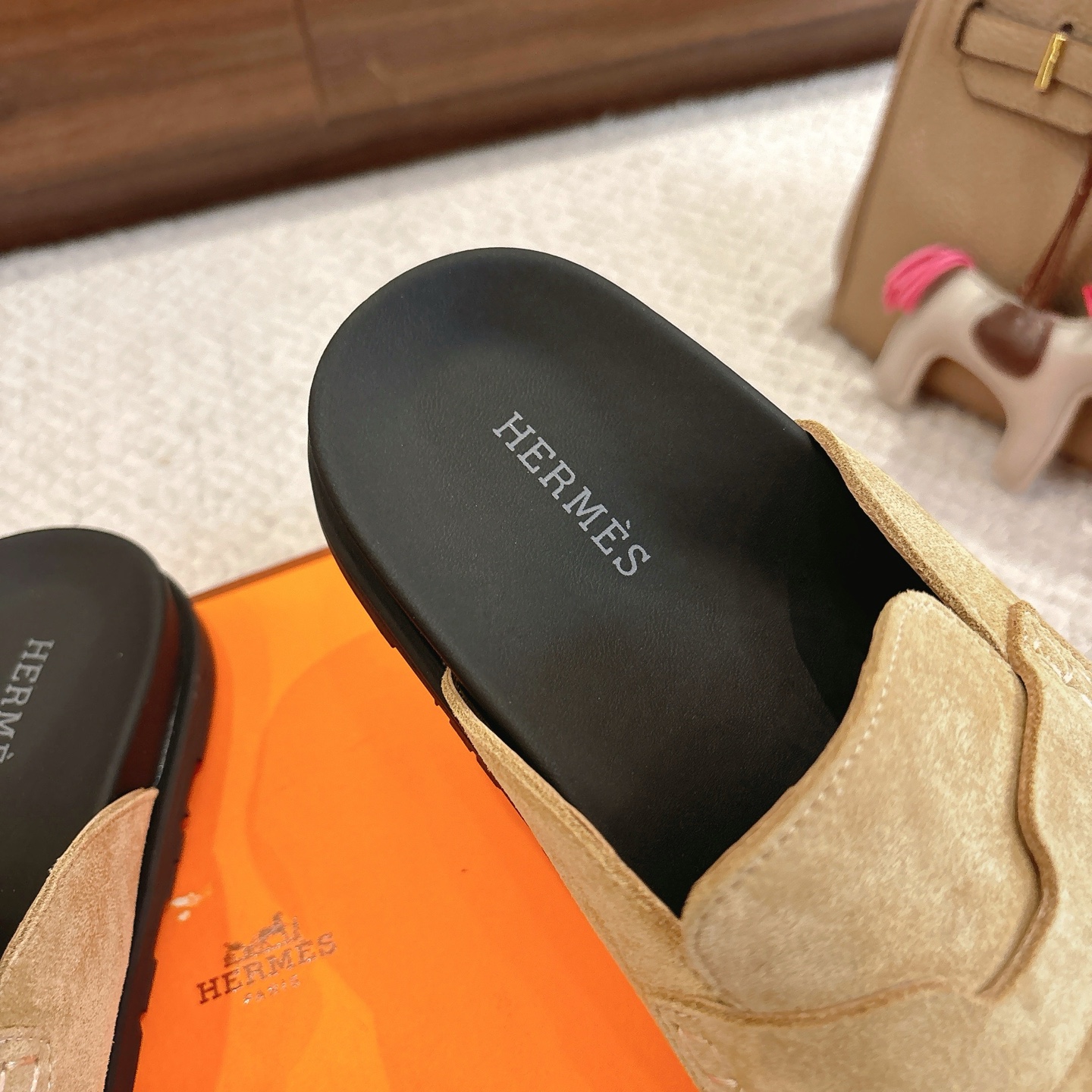 Hermes 爱马仕 经典Go 穆勒鞋半拖系列———————————时尚又百搭 超级舒服 每个细节都做到极致  原版水晶羊皮/牛反绒 原版1:1独家私模他TPR水台/原版私模橡胶大底  
▪️SIZE：35~41（40.41定制不退不换）