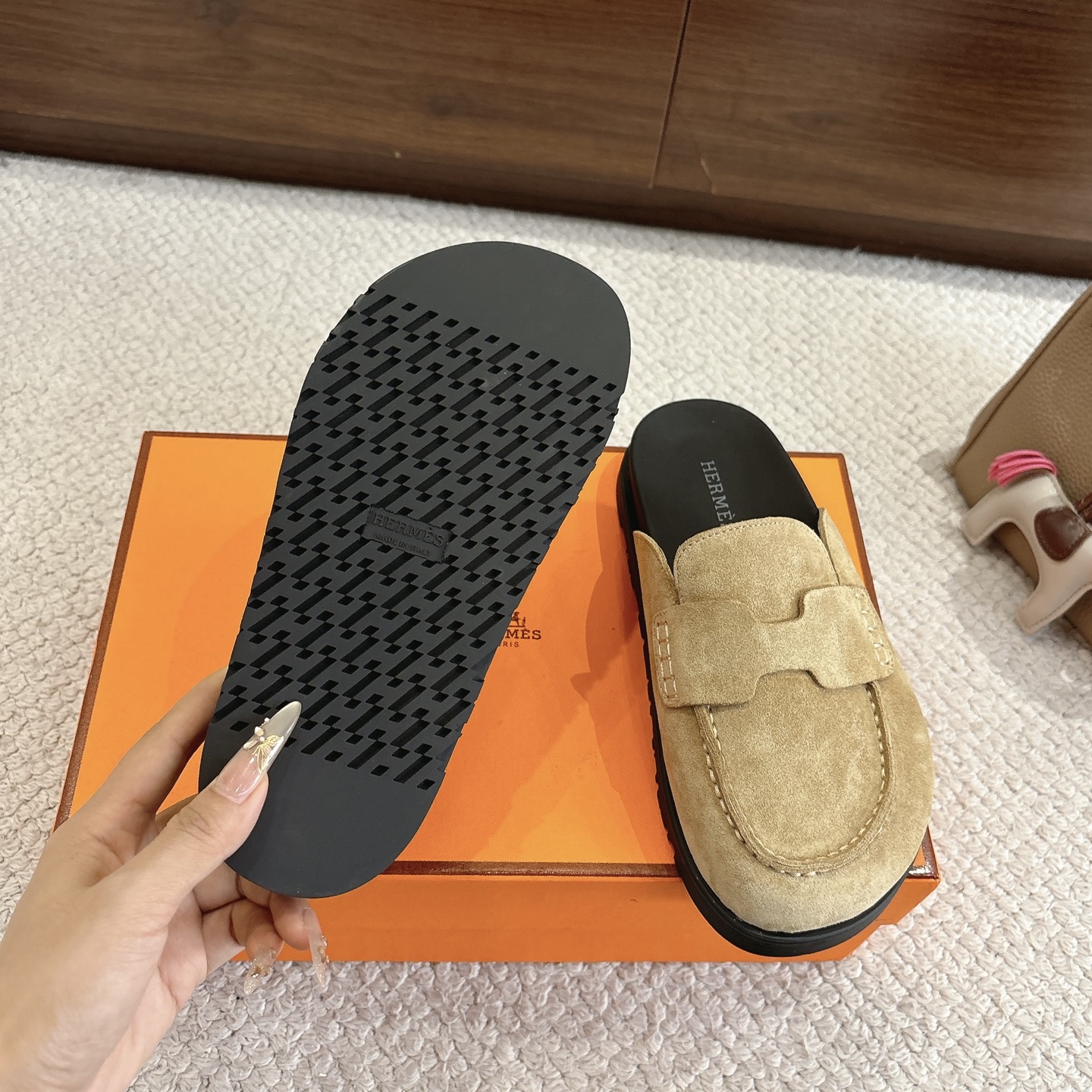 Hermes 爱马仕 经典Go 穆勒鞋半拖系列———————————时尚又百搭 超级舒服 每个细节都做到极致  原版水晶羊皮/牛反绒 原版1:1独家私模他TPR水台/原版私模橡胶大底  
▪️SIZE：35~41（40.41定制不退不换）
