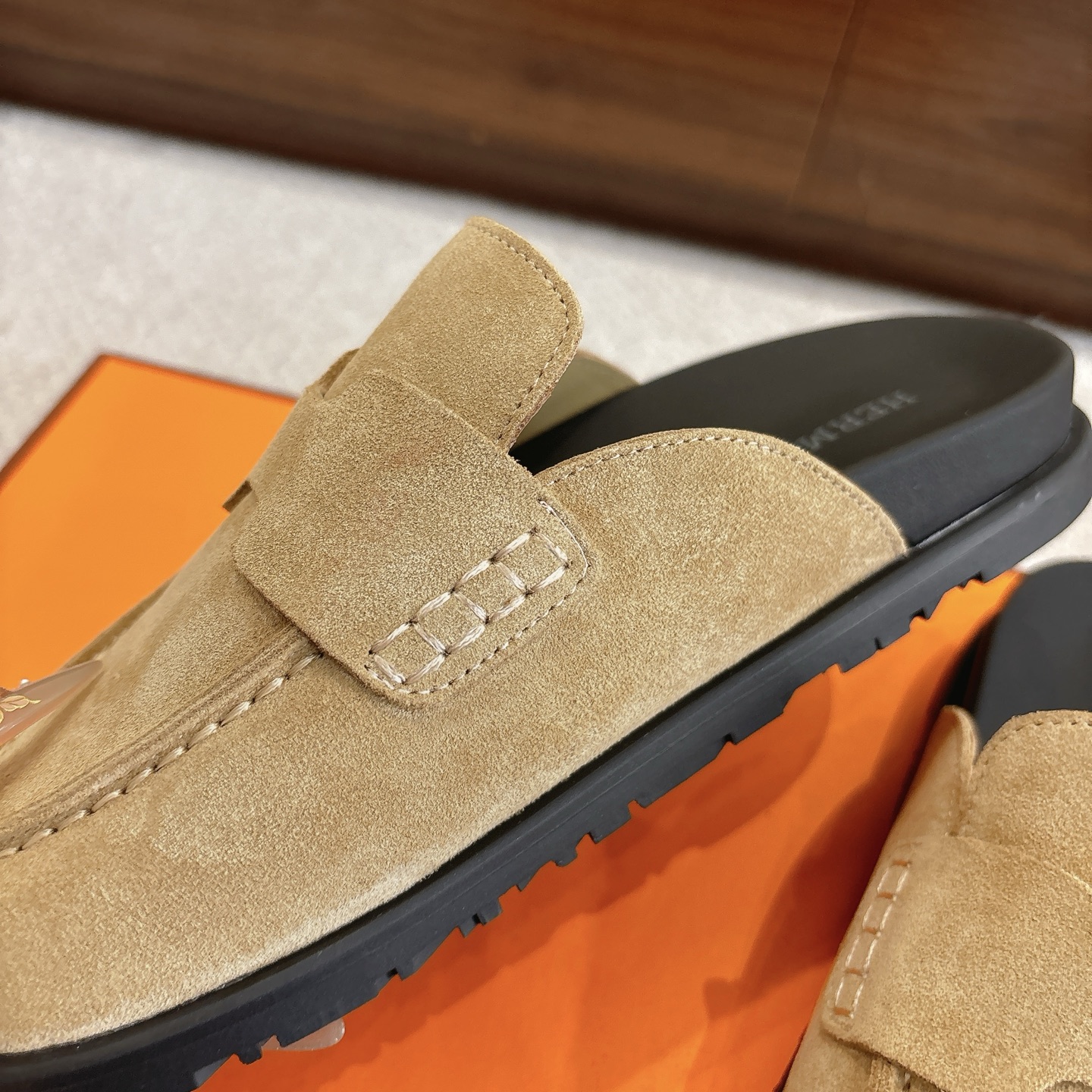 Hermes 爱马仕 经典Go 穆勒鞋半拖系列———————————时尚又百搭 超级舒服 每个细节都做到极致  原版水晶羊皮/牛反绒 原版1:1独家私模他TPR水台/原版私模橡胶大底  
▪️SIZE：35~41（40.41定制不退不换）