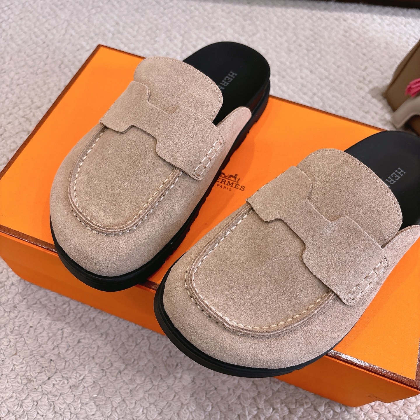 Hermes 爱马仕 经典Go 穆勒鞋半拖系列———————————时尚又百搭 超级舒服 每个细节都做到极致  原版水晶羊皮/牛反绒 原版1:1独家私模他TPR水台/原版私模橡胶大底  
▪️SIZE：35~41（40.41定制不退不换）