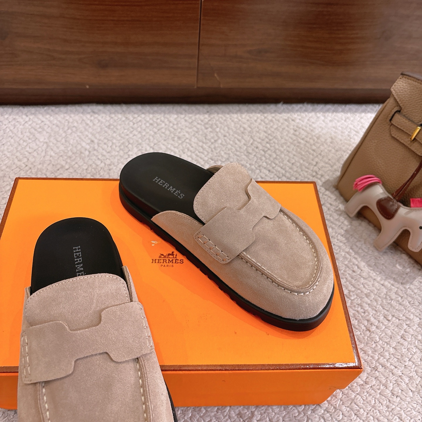 Hermes 爱马仕 经典Go 穆勒鞋半拖系列———————————时尚又百搭 超级舒服 每个细节都做到极致  原版水晶羊皮/牛反绒 原版1:1独家私模他TPR水台/原版私模橡胶大底  
▪️SIZE：35~41（40.41定制不退不换）