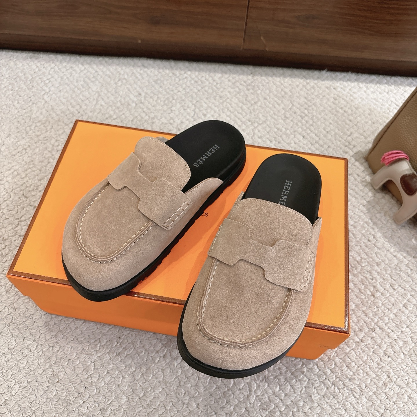 Hermes 爱马仕 经典Go 穆勒鞋半拖系列———————————时尚又百搭 超级舒服 每个细节都做到极致  原版水晶羊皮/牛反绒 原版1:1独家私模他TPR水台/原版私模橡胶大底  
▪️SIZE：35~41（40.41定制不退不换）