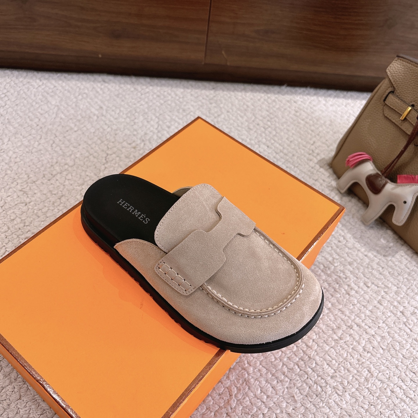 Hermes 爱马仕 经典Go 穆勒鞋半拖系列———————————时尚又百搭 超级舒服 每个细节都做到极致  原版水晶羊皮/牛反绒 原版1:1独家私模他TPR水台/原版私模橡胶大底  
▪️SIZE：35~41（40.41定制不退不换）