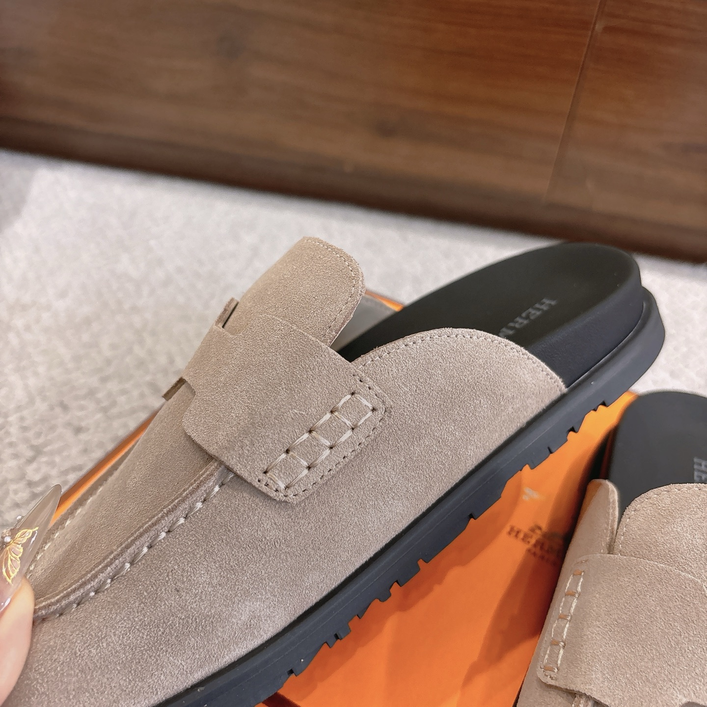 Hermes 爱马仕 经典Go 穆勒鞋半拖系列———————————时尚又百搭 超级舒服 每个细节都做到极致  原版水晶羊皮/牛反绒 原版1:1独家私模他TPR水台/原版私模橡胶大底  
▪️SIZE：35~41（40.41定制不退不换）