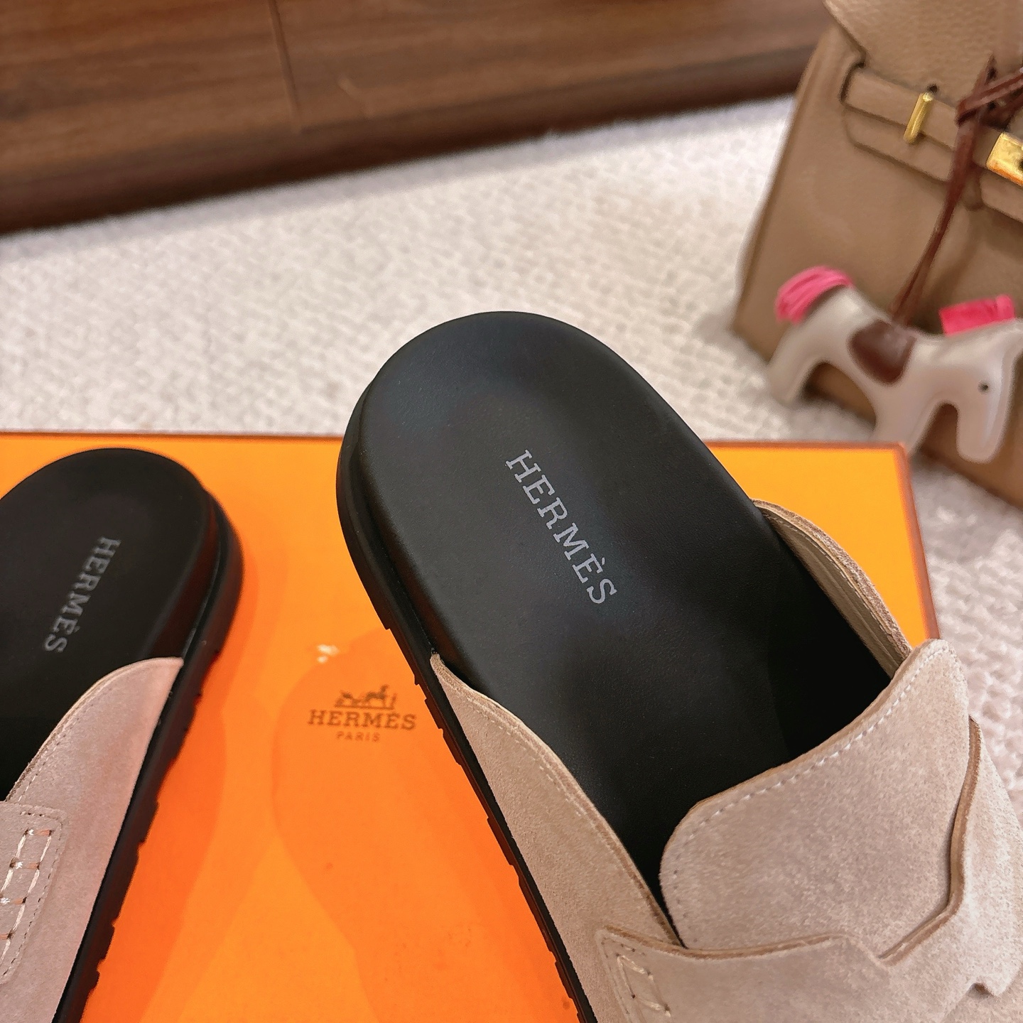 Hermes 爱马仕 经典Go 穆勒鞋半拖系列———————————时尚又百搭 超级舒服 每个细节都做到极致  原版水晶羊皮/牛反绒 原版1:1独家私模他TPR水台/原版私模橡胶大底  
▪️SIZE：35~41（40.41定制不退不换）
