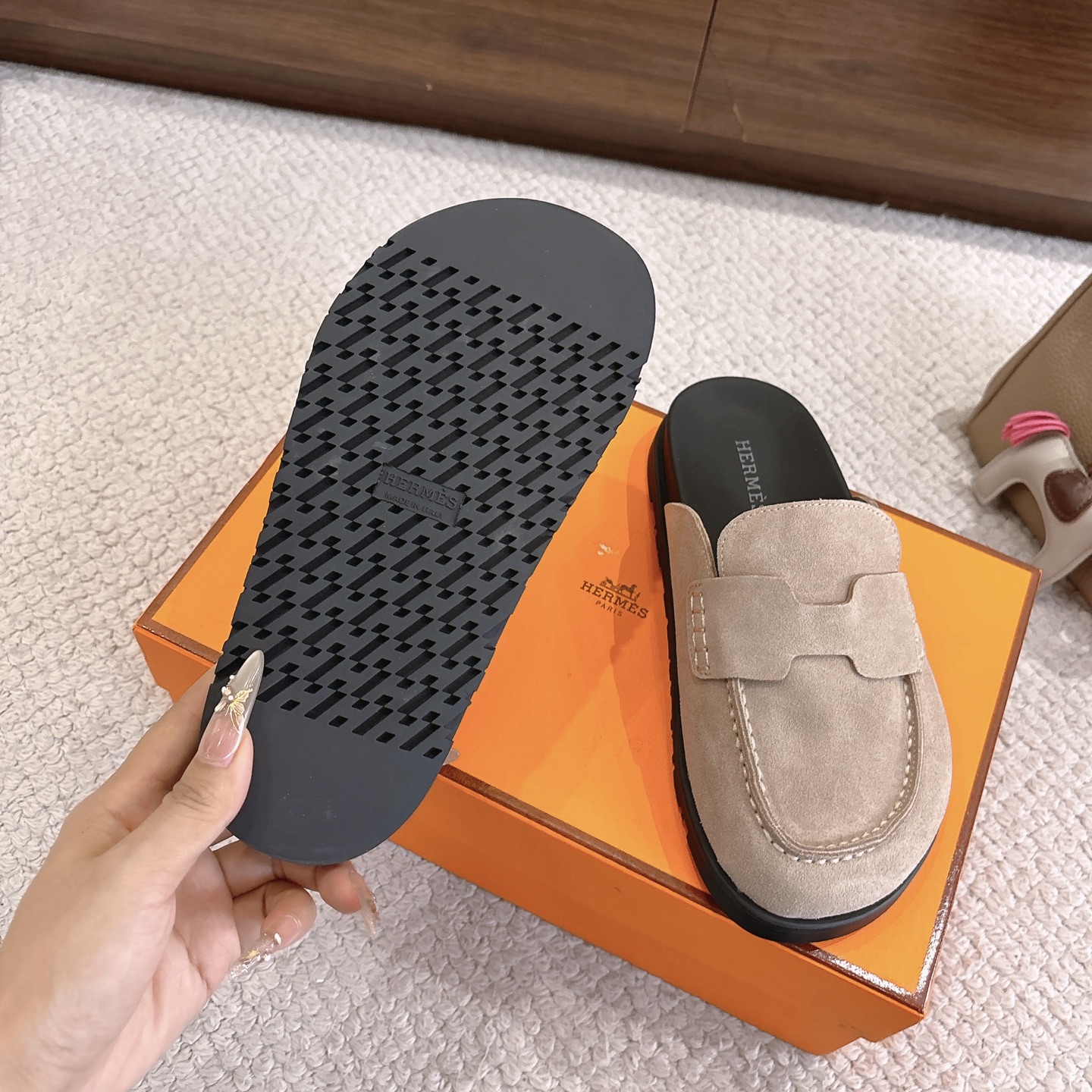 Hermes 爱马仕 经典Go 穆勒鞋半拖系列———————————时尚又百搭 超级舒服 每个细节都做到极致  原版水晶羊皮/牛反绒 原版1:1独家私模他TPR水台/原版私模橡胶大底  
▪️SIZE：35~41（40.41定制不退不换）