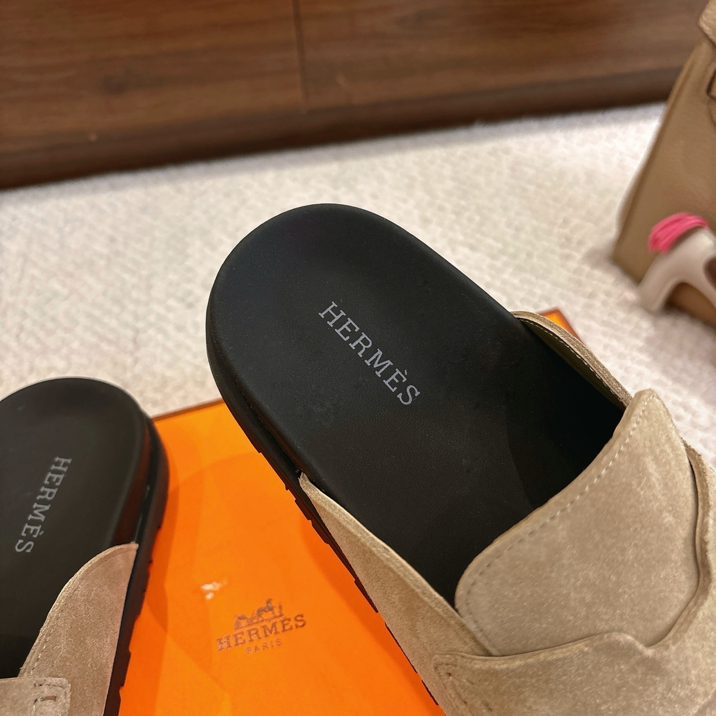 Hermes 爱马仕 经典Go 穆勒鞋半拖系列———————————时尚又百搭 超级舒服 每个细节都做到极致  原版水晶羊皮/牛反绒 原版1:1独家私模他TPR水台/原版私模橡胶大底  
▪️SIZE：35~41（40.41定制不退不换）