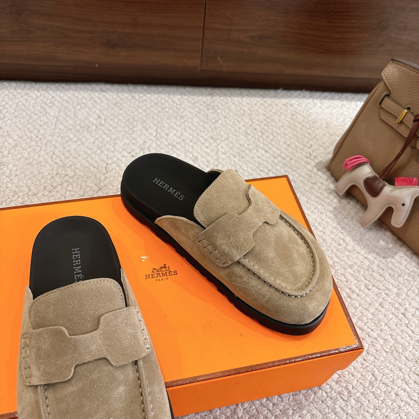 Hermes 爱马仕 经典Go 穆勒鞋半拖系列———————————时尚又百搭 超级舒服 每个细节都做到极致  原版水晶羊皮/牛反绒 原版1:1独家私模他TPR水台/原版私模橡胶大底  
▪️SIZE：35~41（40.41定制不退不换）