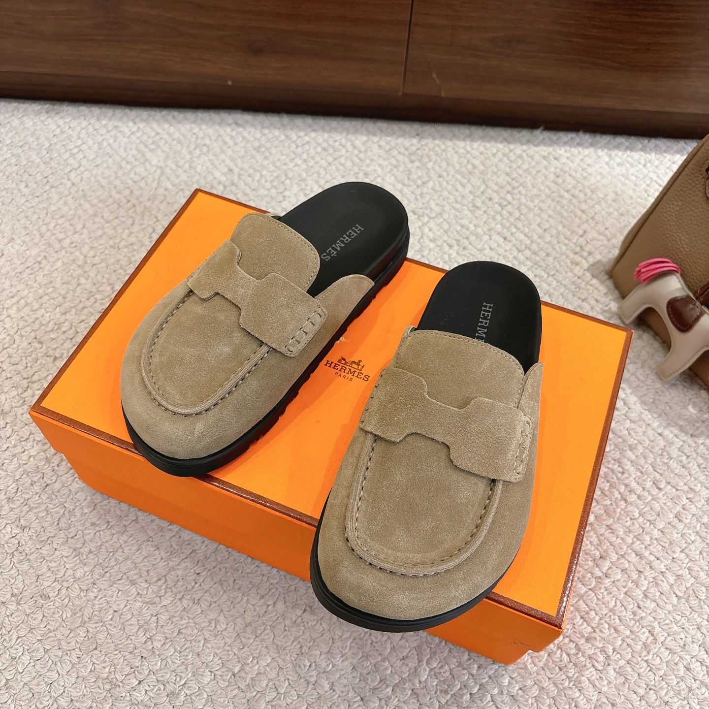 Hermes 爱马仕 经典Go 穆勒鞋半拖系列———————————时尚又百搭 超级舒服 每个细节都做到极致  原版水晶羊皮/牛反绒 原版1:1独家私模他TPR水台/原版私模橡胶大底  
▪️SIZE：35~41（40.41定制不退不换）