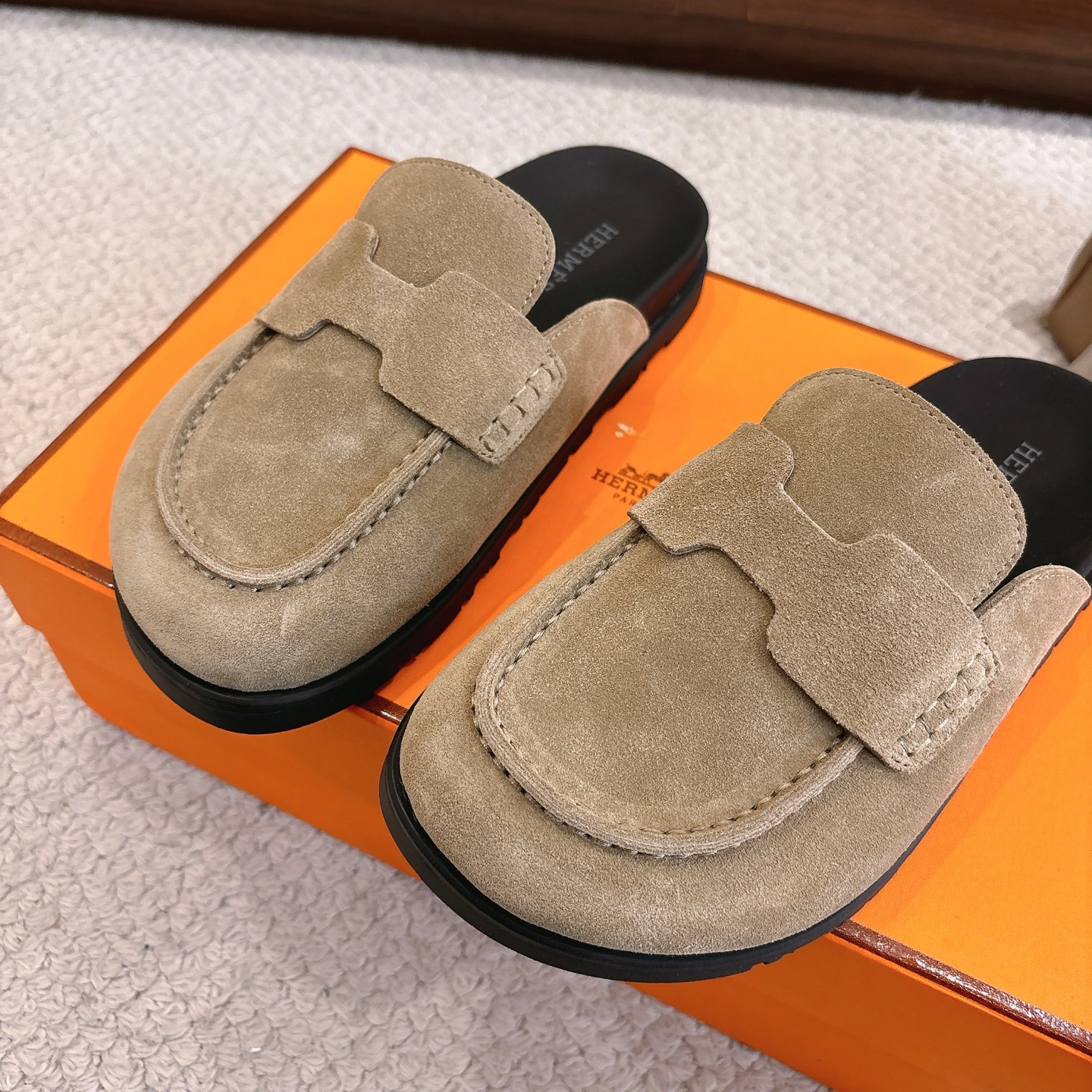 Hermes 爱马仕 经典Go 穆勒鞋半拖系列———————————时尚又百搭 超级舒服 每个细节都做到极致  原版水晶羊皮/牛反绒 原版1:1独家私模他TPR水台/原版私模橡胶大底  
▪️SIZE：35~41（40.41定制不退不换）