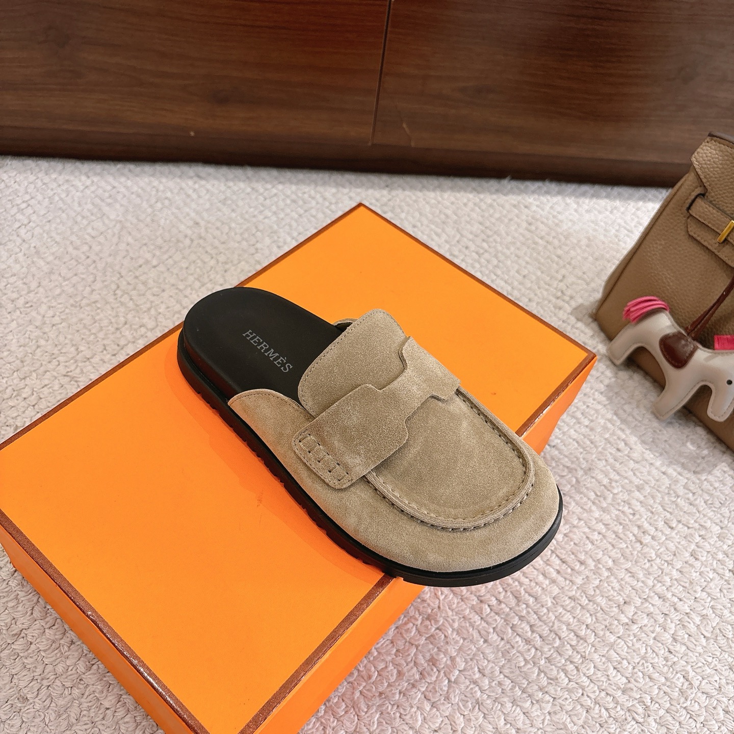 Hermes 爱马仕 经典Go 穆勒鞋半拖系列———————————时尚又百搭 超级舒服 每个细节都做到极致  原版水晶羊皮/牛反绒 原版1:1独家私模他TPR水台/原版私模橡胶大底  
▪️SIZE：35~41（40.41定制不退不换）