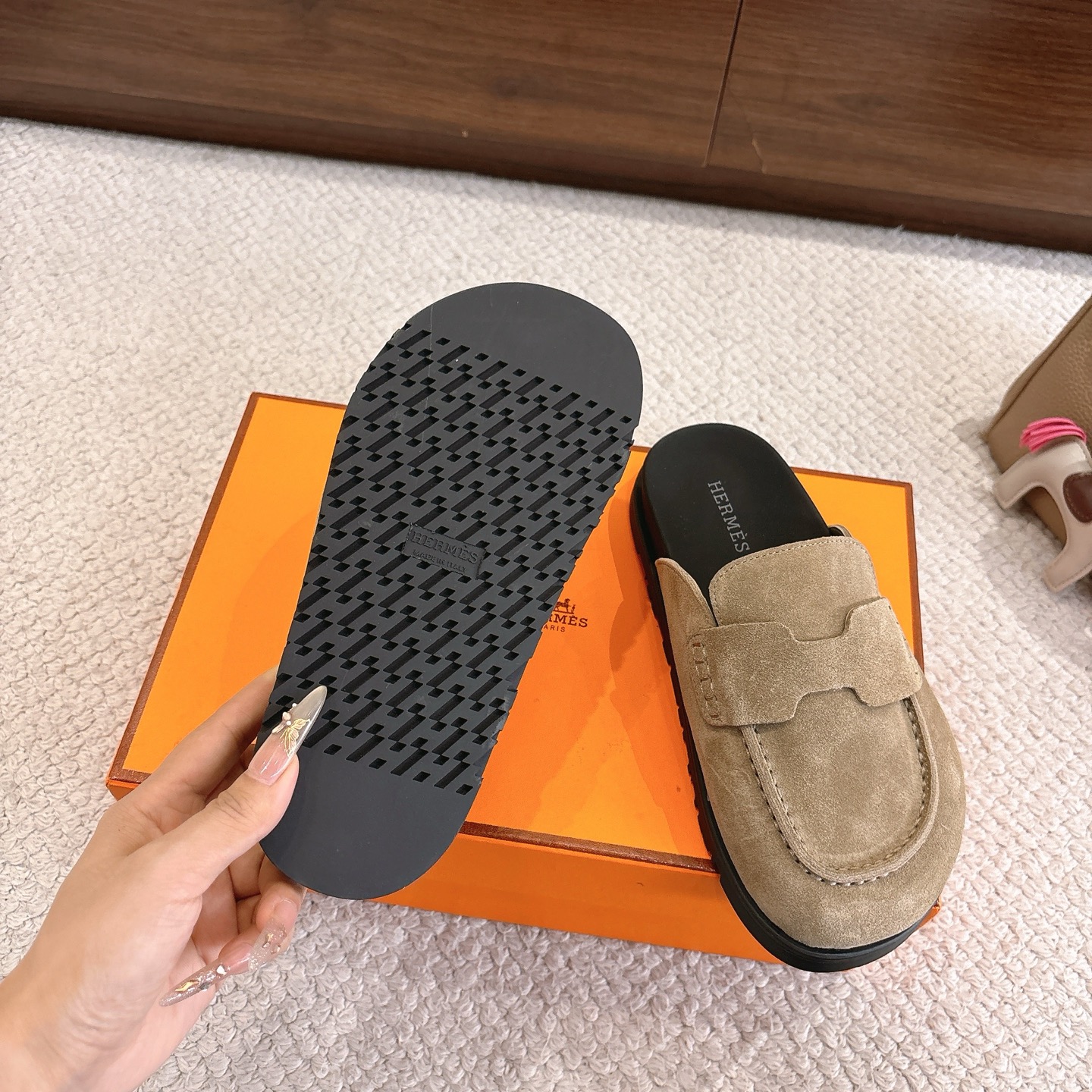 Hermes 爱马仕 经典Go 穆勒鞋半拖系列———————————时尚又百搭 超级舒服 每个细节都做到极致  原版水晶羊皮/牛反绒 原版1:1独家私模他TPR水台/原版私模橡胶大底  
▪️SIZE：35~41（40.41定制不退不换）