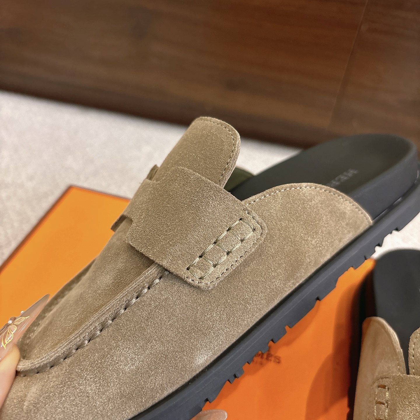 Hermes 爱马仕 经典Go 穆勒鞋半拖系列———————————时尚又百搭 超级舒服 每个细节都做到极致  原版水晶羊皮/牛反绒 原版1:1独家私模他TPR水台/原版私模橡胶大底  
▪️SIZE：35~41（40.41定制不退不换）