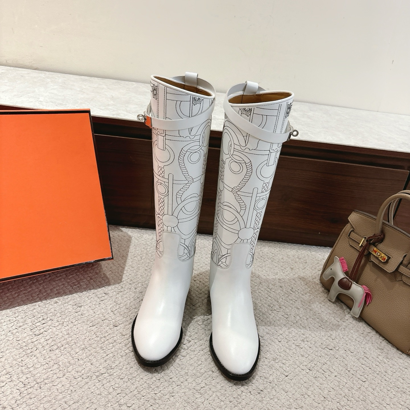 NO:577201,Electric embroidery layout Hermes Jumping boots series——————————Fashionable and versatile classic combat boots super comfortable every detail is done to the extreme original swift calfskin/suede original 1:1 exclusive private model pure steel Kelly hardware fasteners/original Italian genuine leather combination outsole SIZE35~41 (40.41.42 customization is non-returnable and non-exchangeable), boots, hermes, hermes, stuart  weitzman,boots,cowhide,chamois leather19860909电绣版面Hermes 爱马仕 Jumping 长靴系列———————————时尚又百搭 经典战靴超级舒服 每个细节都做到极致 原版swift小牛皮/麂皮 原版1:1独家私模纯钢Kelly五金扣件/原版意大利真皮组合大底 SIZE35~41（40.41.42定制不退不换）,靴子,hermes,hermes,stuart weitzman,boots,cowhide,chamois leather,Women's Shoes