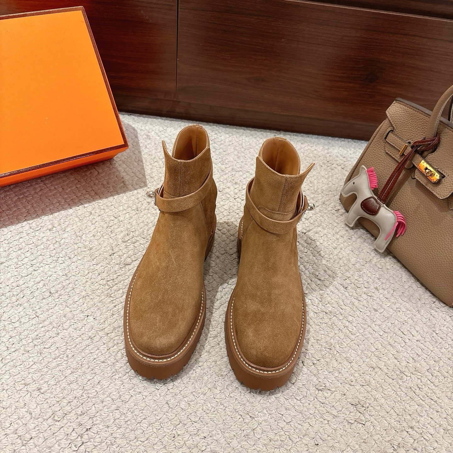 NO:577206,Pili Hermes Jeff ankle boots series——————————Fashionable and versatile, classic and super comfortable, every detail is done to the extreme Original swift calfskin/suede Original 1:1 exclusive private model pure steel Kelly hardware fasteners/original leather welt combination outsole SIZE35~41 (40.41 customization is non-returnable and non-exchangeable), boots, hermes, hermes, stuart  weitzman,boots,cowhide,chamois leather19860909皮里Hermes 爱马仕 Jeff 及踝靴系列———————————时尚又百搭 经典超级舒服 每个细节都做到极致 原版swift小牛皮/麂皮 原版1:1独家私模纯钢Kelly五金扣件/原版真皮沿条组合大底 SIZE35~41（40.41定制不退不换）,靴子,hermes,hermes,stuart weitzman,boots,cowhide,chamois leather,Women's Shoes