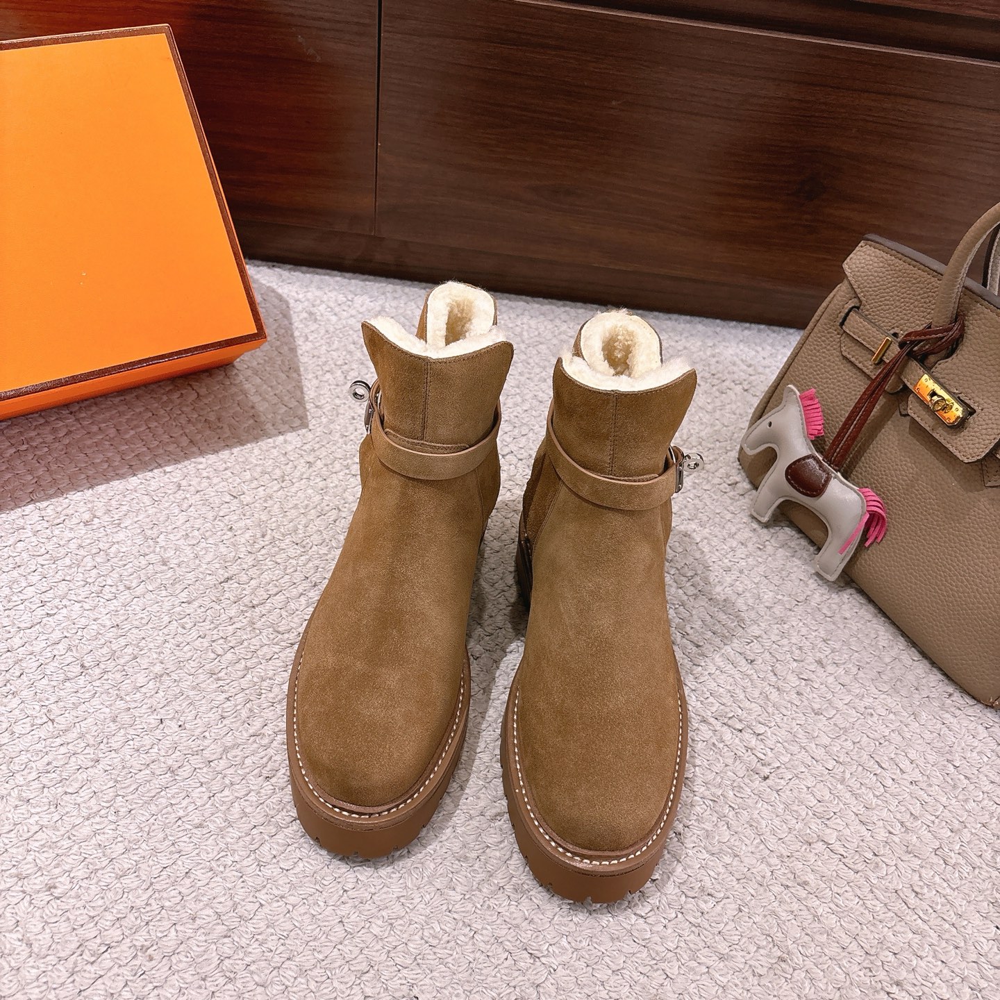 NO:577158,Wool-lined Hermes Jeff ankle boots series——————————Fashionable and versatile, classic and super comfortable, every detail is done to the extreme, original swift calfskin/suede, real wool lining, original 1:1 exclusive private model pure steel Kelly hardware fasteners/original leather welt combination outsole SIZE35~41 (40.41 customized, non-returnable, non-exchangeable), boots, hermes, hermes, stuart  weitzman,boots,cowhide,chamois leather19860909羊毛里Hermes 爱马仕 Jeff 及踝靴系列———————————时尚又百搭 经典超级舒服 每个细节都做到极致 原版swift小牛皮/麂皮 内里真羊毛 原版1:1独家私模纯钢Kelly五金扣件/原版真皮沿条组合大底 SIZE35~41（40.41定制不退不换）,靴子,hermes,hermes,stuart weitzman,boots,cowhide,chamois leather,Women's Shoes