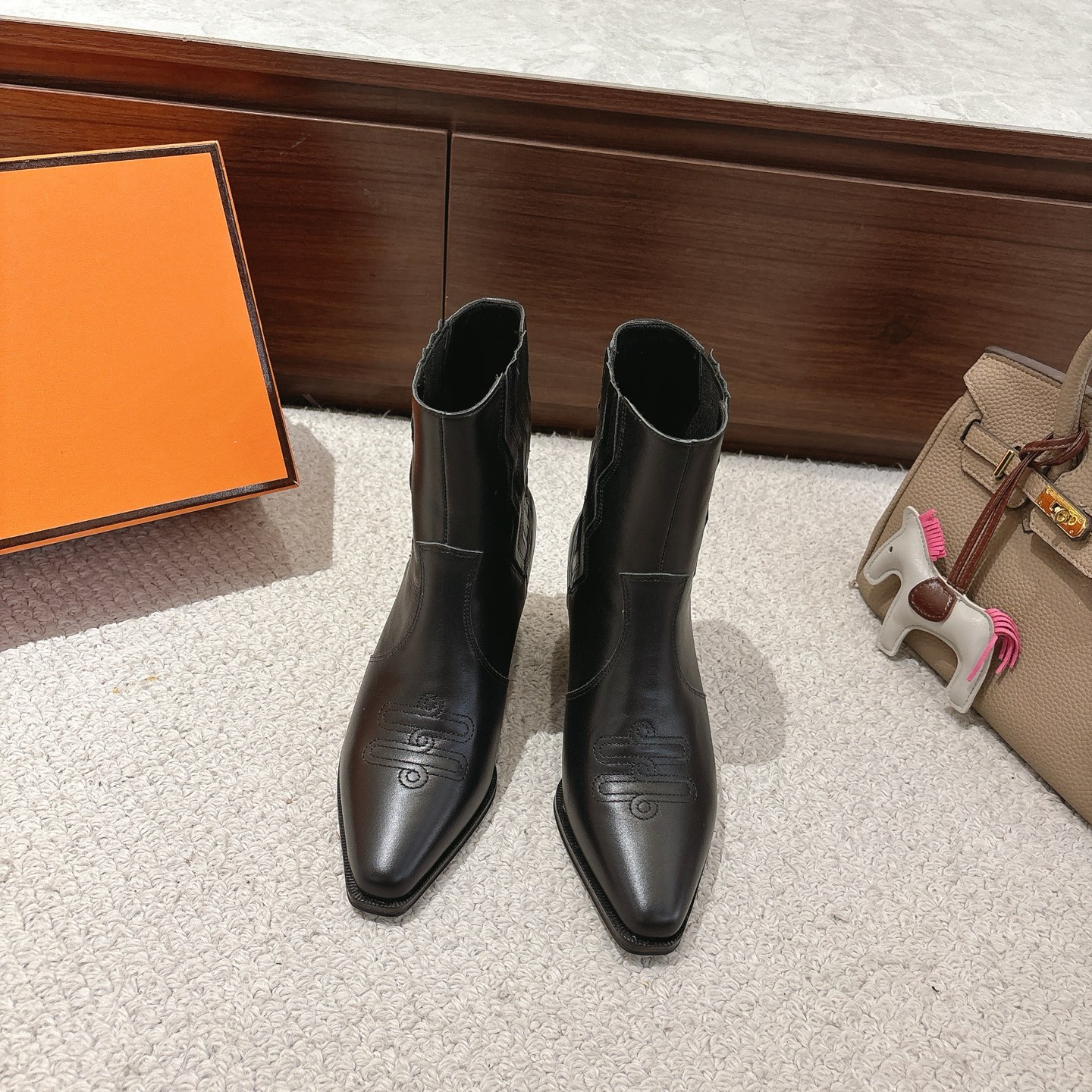 NO:577163,Autumn and winter Hermes Vegas ankle boots————————————Original disassembly 1:1 copy Exclusive handmade last by master craftsman Fashionable and versatile Super comfortable on the feet Every detail is done to the extreme /Original fine suede/Mixed sheepskin lining Italian genuine leather combination outsole SIZE35~41 (40.41. Customized, non-refundable and non-exchangeable), boots, hermes, hermes, boots, sheepskin, chamois leather19860909秋冬Hermes爱马仕Vegas 及踝靴———————————原版拆卸1:1复制 独家老师傅纯手工套楦 时尚又百搭 上脚超级舒服 每个细节都做到极致 /原版细腻麂皮/内里混种羊皮 意大利真皮组合大底 SIZE35~41（40.41.定制不退不换）,靴子,hermes,hermes,boots,sheepskin,chamois leather,Women's Shoes