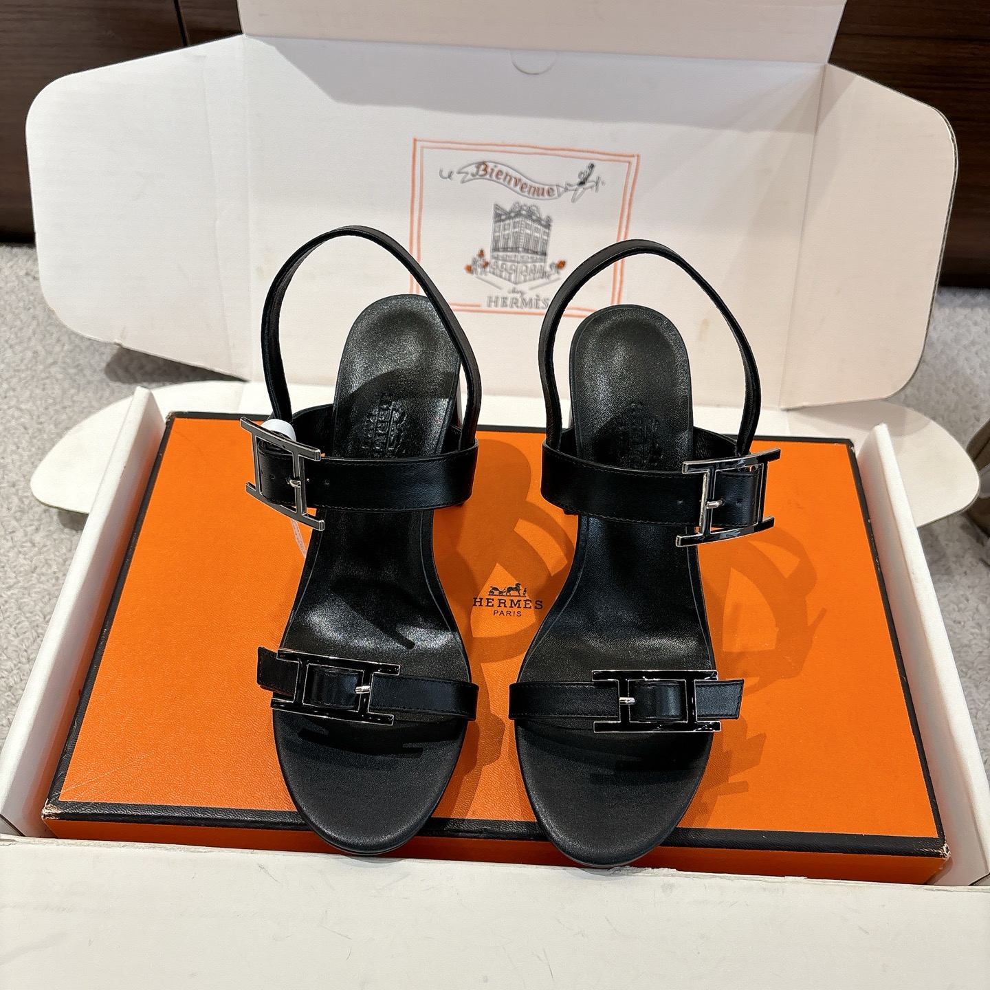 NO:614746,Hermes Bossa sandals series————————————Fashionable and versatile, super comfortable, every detail is done to the extreme, matched with H shape, the design is simple and smooth, creating a fashionable and feminine look. Exclusive private mold diamond buckle. Original leather outsole. Please look for our exclusive private mold. The heel height is 10.5cm and the forefoot height is 1.5cm.  SIZE35-42 (40.41.42. Customized, non-refundable and non-exchangeable), high heels and sandals, hermes, hermes, sandals, high heels, Leather soles19860909Hermes 爱马仕 Bossa 凉鞋系列———————————时尚又百搭 超级舒服 每个细节都做到极致 搭配H造型 设计简约流畅 打造时尚柔美造型 独家私模钻扣 原版真皮大底 请认准我们独家私模出品  跟高后跟高10.5cm 前掌高1.5cm SIZE35-42（40.41.42.定制不退不换）,高跟鞋凉鞋,hermes,hermes,sandals,high heels,Leather soles,Women's Shoes