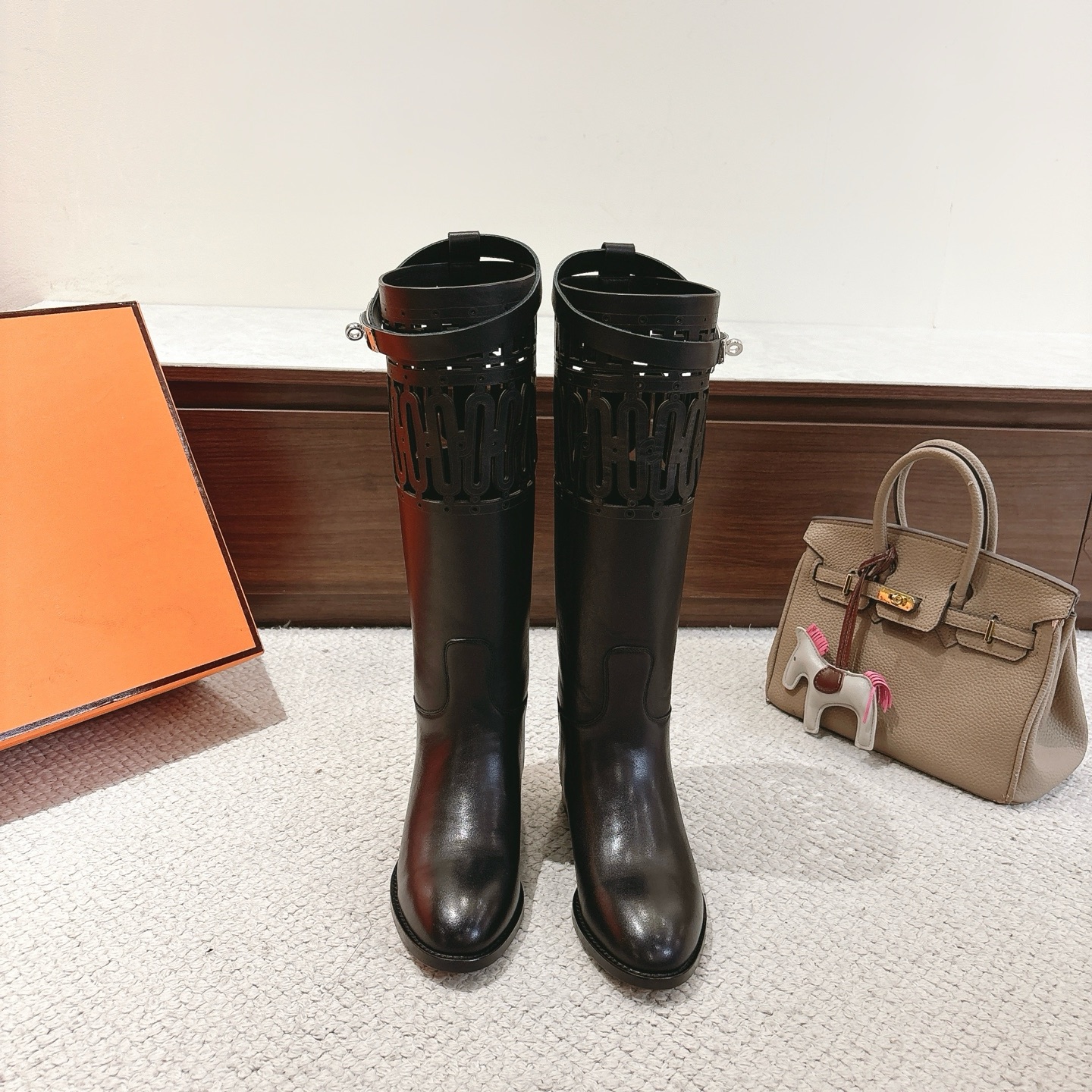 NO:614751,Laser layout Hermes Jumping boots series——————————Fashionable and versatile Classic boots are super comfortable Every detail is made to the extreme Original swift calfskin/suede Original 1:1 exclusive private model pure steel Kelly hardware fasteners/original Italian genuine leather combination outsole SIZE35~41 (40.41.42 customization is non-returnable and non-exchangeable), boots, hermes, hermes, stuart  weitzman,boots,cowhide,chamois leather19860909激光版面Hermes 爱马仕 Jumping 长靴系列———————————时尚又百搭 经典战靴超级舒服 每个细节都做到极致 原版swift小牛皮/麂皮 原版1:1独家私模纯钢Kelly五金扣件/原版意大利真皮组合大底 SIZE35~41（40.41.42定制不退不换）,靴子,hermes,hermes,stuart weitzman,boots,cowhide,chamois leather,Women's Shoes