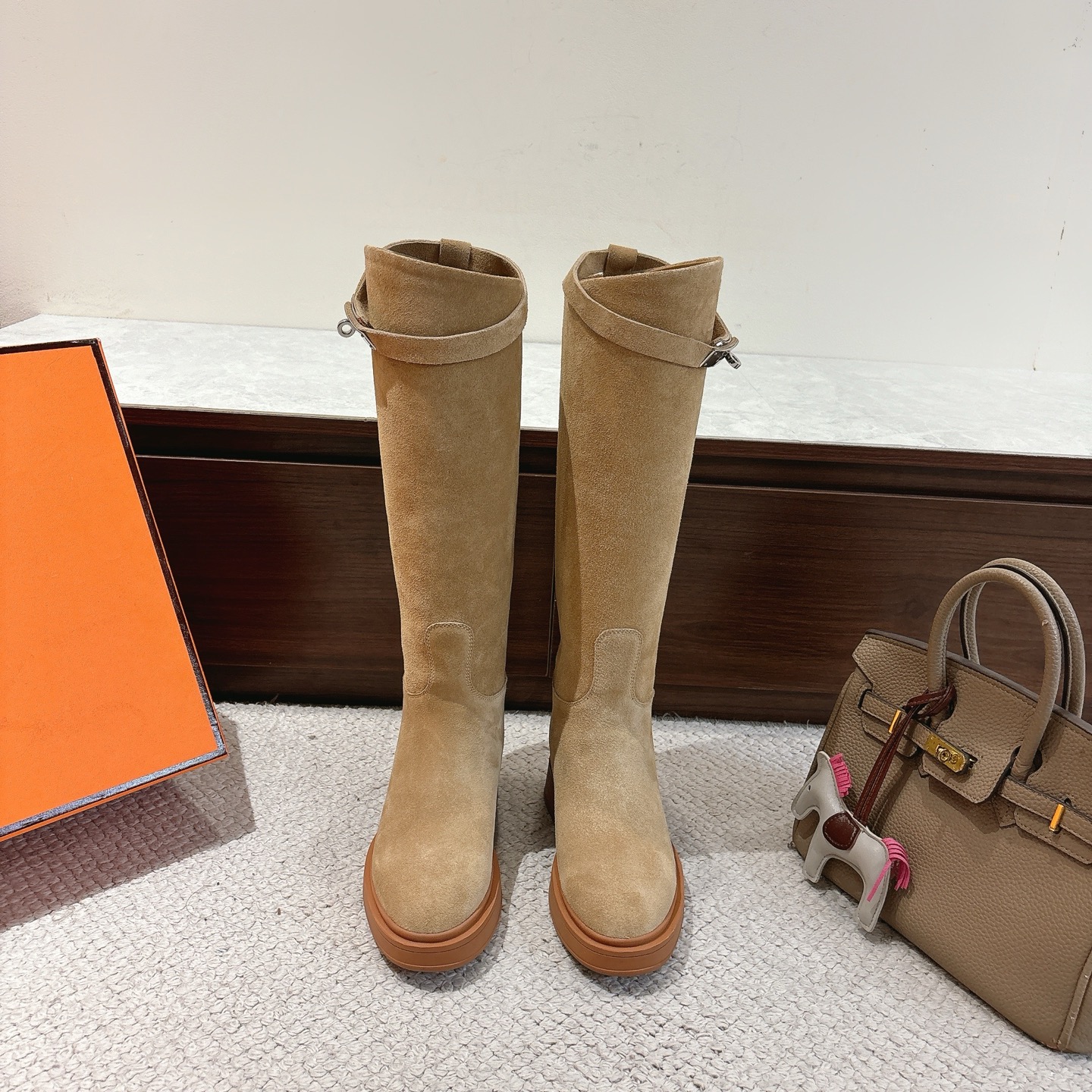 NO:614756,Hermes Jumping boots series——————————Fashionable and versatile, classic combat boots are super comfortable, every detail is made to the extreme, original swift calfskin/suede, original 1:1 exclusive private mold pure steel Kelly hardware fasteners/original private mold molded outsole SIZE35~41 (40.41 customization, non-refundable and non-exchangeable), boots, hermes, hermes, stuart weitzman, boots, cowhide, chamois  leather19860909Hermes 爱马仕 Jumping 长靴系列———————————时尚又百搭 经典战靴超级舒服 每个细节都做到极致 原版swift小牛皮/麂皮 原版1:1独家私模纯钢Kelly五金扣件/原版私模成型大底 SIZE35~41（40.41定制不退不换）,靴子,hermes,hermes,stuart weitzman,boots,cowhide,chamois leather,Women's Shoes