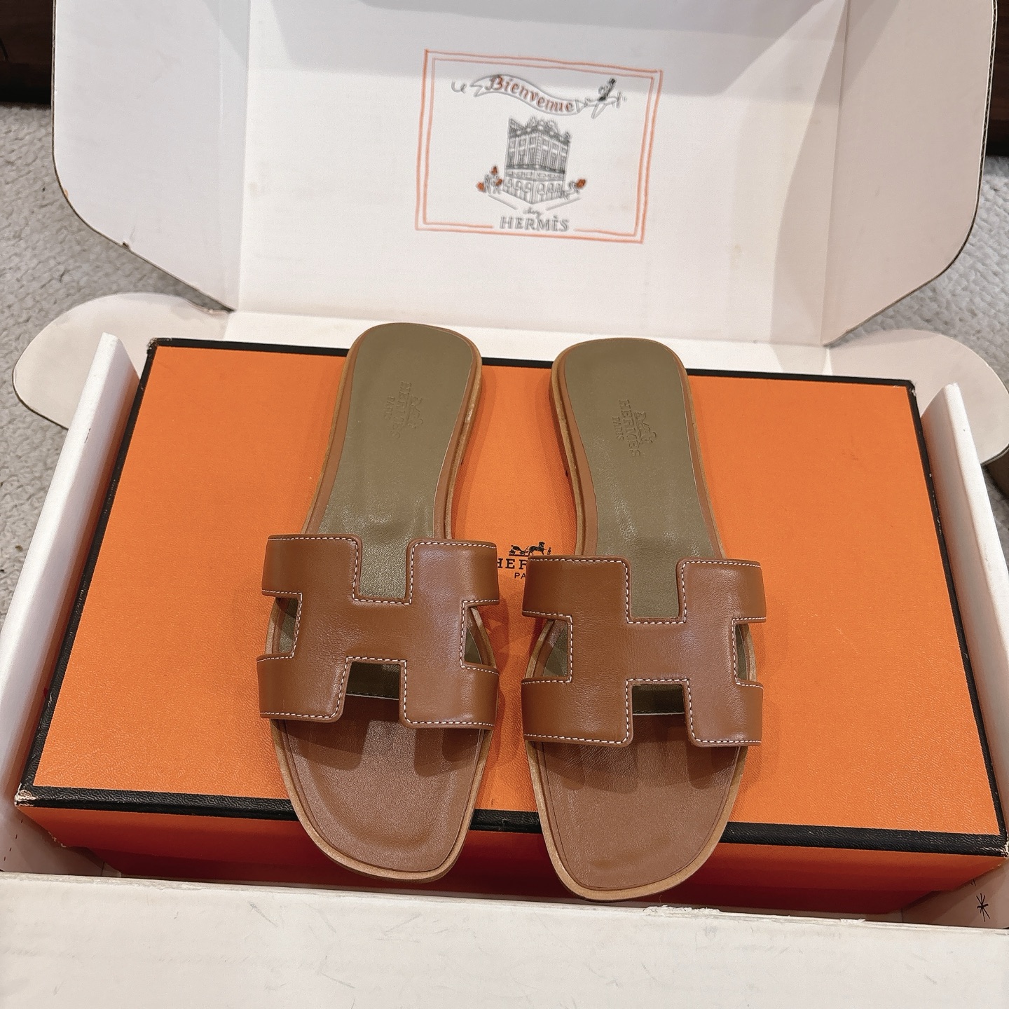 NO:614765,Hermes H slippers Oran sandals series——————————Fashionable and versatile Super comfortable Every detail is made to the extreme Original cowhide fabric Original 1:1 exclusive private mold upper/original leather welt outsole Packaging: Each pair of shoes comes with two H family series silk scarves  SIZE34~42 (34.40.41.42.43 customized, non-refundable and non-exchangeable), slippers, hermes, hermes, sandals, slippers, cowhide19860909Hermes 爱马仕H拖鞋Oran凉鞋系列———————————时尚又百搭 超级舒服 每个细节都做到极致 原版牛皮面料 原版1:1独家私模鞋面/原版真皮沿条大底  包装: 每对鞋均配有两条H家系列丝巾 SIZE34~42（34.40.41.42.43定制不退不换）,拖鞋,hermes,hermes,sandals,slippers,cowhide,Women's Shoes