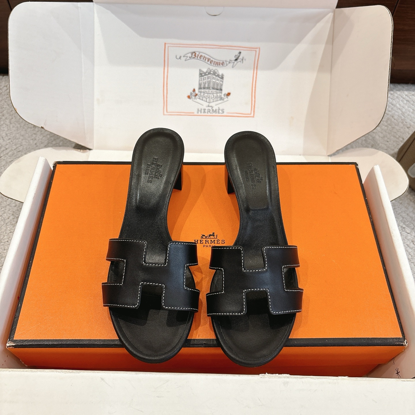 NO:614775,Hermes Hermes H slippers Oasis sandals series——————————Fashionable and versatile Super comfortable Every detail is made to the extreme Original swift calfskin Original 1:1 exclusive private mold upper/original leather outsole Heel height 5cm Packaging: Each pair of shoes comes with two H family series silk scarves  SIZE34~42 (34.40.41.42.43 customized, non-refundable and non-exchangeable), slippers, hermes, hermes, stuart weitzman, sandals, slippers, cowhide, Leather soles19860909Hermes 爱马仕H拖鞋Oasis 凉鞋系列———————————时尚又百搭 超级舒服 每个细节都做到极致 原版swift小牛皮 原版1:1独家私模鞋面/原版真皮大底  跟高5cm 包装: 每对鞋均配有两条H家系列丝巾 SIZE34~42（34.40.41.42.43定制不退不换）,拖鞋,hermes,hermes,stuart weitzman,sandals,slippers,cowhide,Leather soles,Women's Shoes