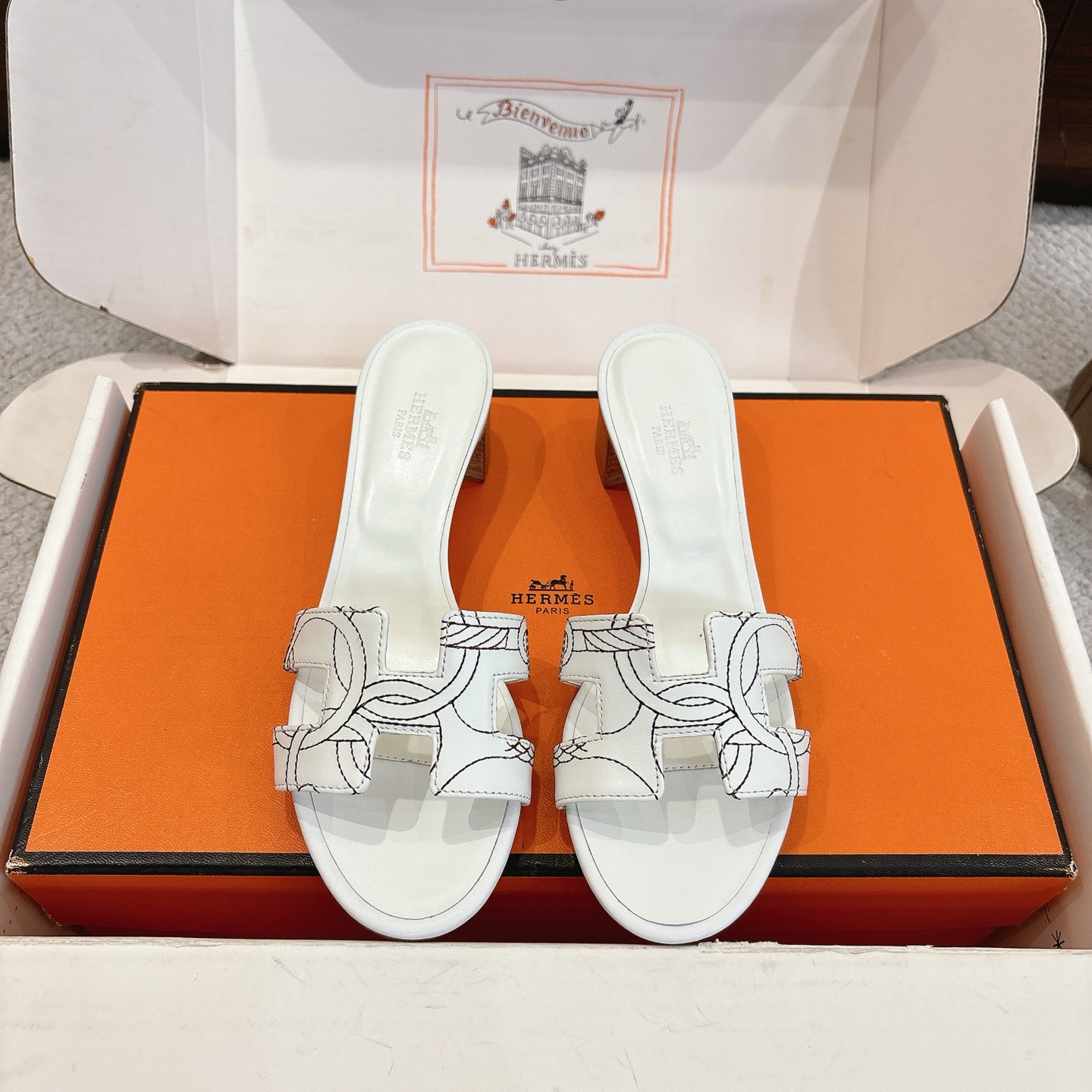 NO:927528,Embroidered Hermes Hermès H slippers Oasis sandals series——————————Fashionable and versatile Super comfortable Every detail is made to the extreme Original swift calfskin Original 1:1 exclusive private mold upper/original leather outsole Heel height 5cm Packaging: Each pair of shoes comes with two H family series silk scarves  SIZE34~42 (34.40.41.42.43 customized, non-refundable and non-exchangeable), slippers, hermes, hermes, stuart weitzman, sandals, slippers, cowhide, Leather soles19860909刺绣Hermes 爱马仕H拖鞋Oasis 凉鞋系列———————————时尚又百搭 超级舒服 每个细节都做到极致 原版swift小牛皮 原版1:1独家私模鞋面/原版真皮大底  跟高5cm 包装: 每对鞋均配有两条H家系列丝巾 SIZE34~42（34.40.41.42.43定制不退不换）,拖鞋,hermes,hermes,stuart weitzman,sandals,slippers,cowhide,Leather soles,Women's Shoes