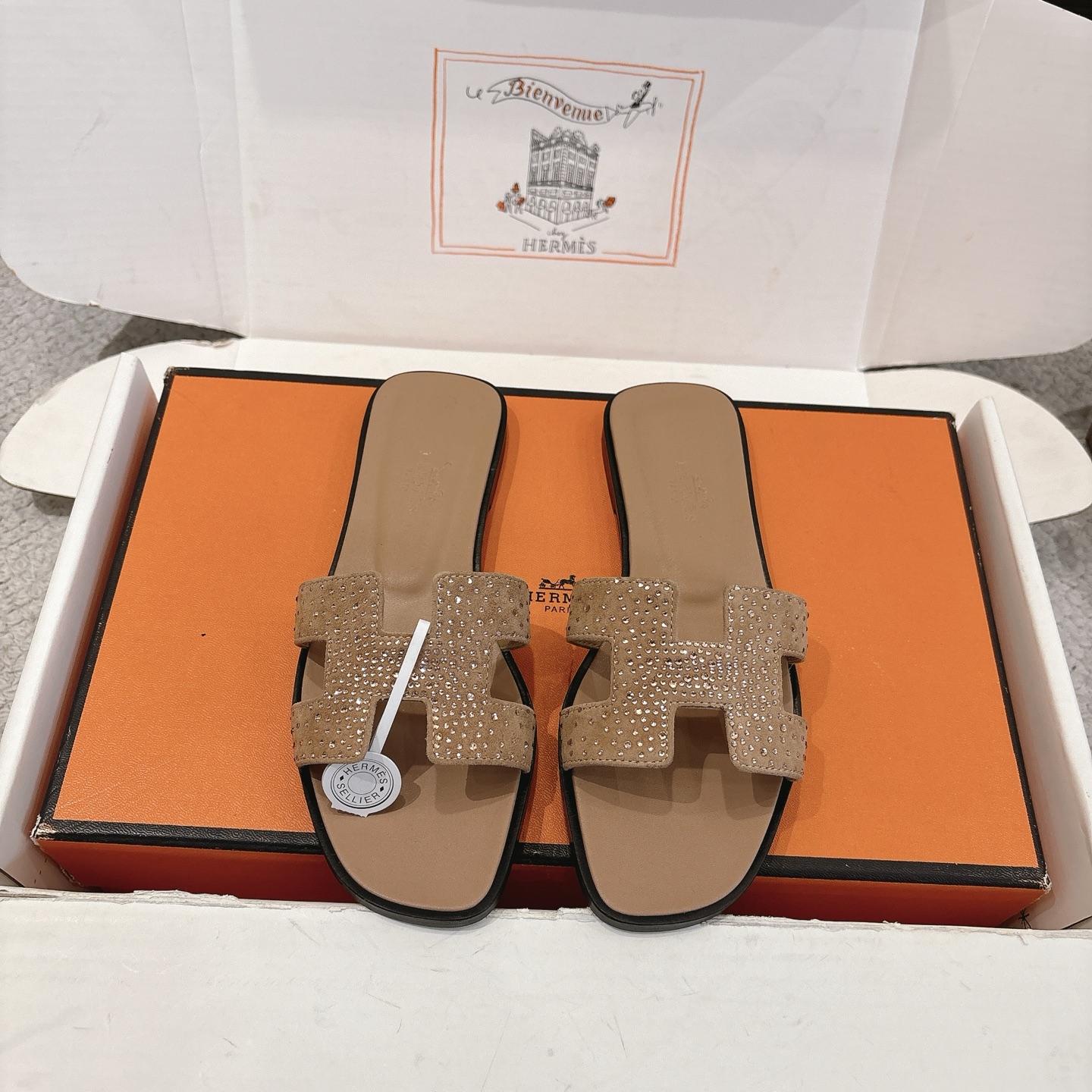 NO:669932,Hot diamond Hermes H slippers Oran sandals series——————————Fashionable and versatile Super comfortable Every detail is made to the extreme Original cowhide/suede fabric Mixed sheepskin lining Original 1:1 exclusive private mold upper/original genuine leather welt outsole Packaging: Each pair of shoes comes with two H family series silk scarves  SIZE34-43 (34.40.41.42.43 customized, non-refundable and non-exchangeable), slippers, hermes, hermes, sandals, slippers, cowhide, sheepskin, chamois leather19860909烫钻Hermes 爱马仕H拖鞋Oran凉鞋系列———————————时尚又百搭 超级舒服 每个细节都做到极致 原版牛皮/麂皮面料 混种羊皮内里 原版1:1独家私模鞋面/原版真皮沿条大底  包装: 每对鞋均配有两条H家系列丝巾 SIZE34-43（34.40.41.42.43定制不退不换）,拖鞋,hermes,hermes,sandals,slippers,cowhide,sheepskin,chamois leather,Women's Shoes